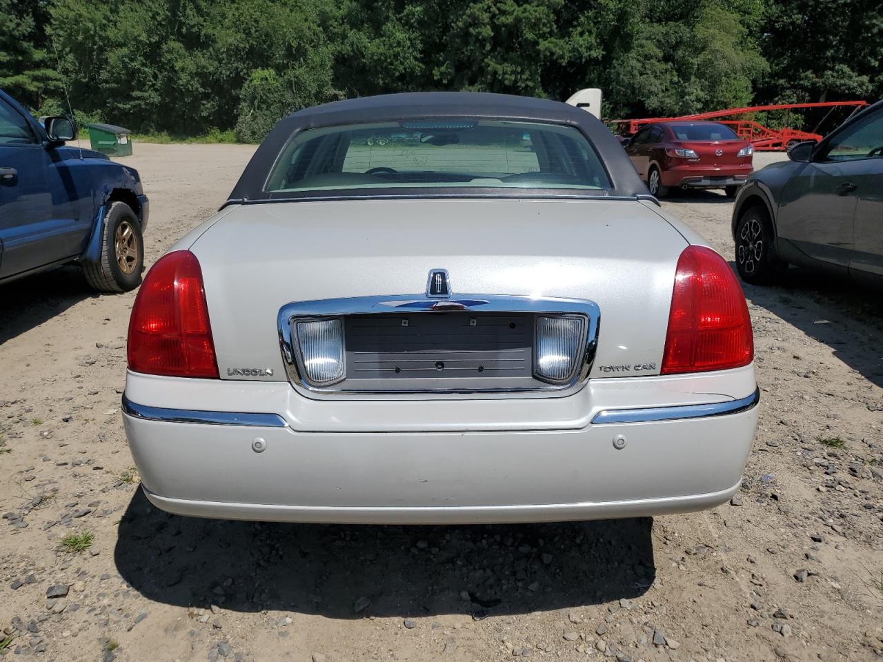 2004 Lincoln Town Car Executive VIN: 1LNHM81WX4Y672238 Lot: 62909354