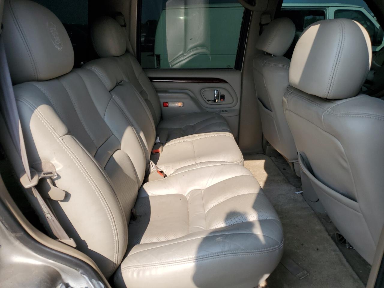 1GYEK63R2YR210601 2000 Cadillac Escalade Luxury