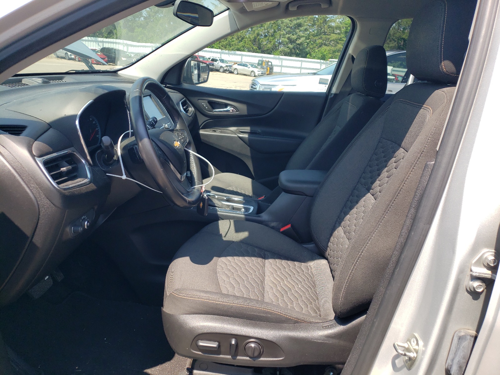 2GNAXJEV2J6300052 2018 Chevrolet Equinox Lt