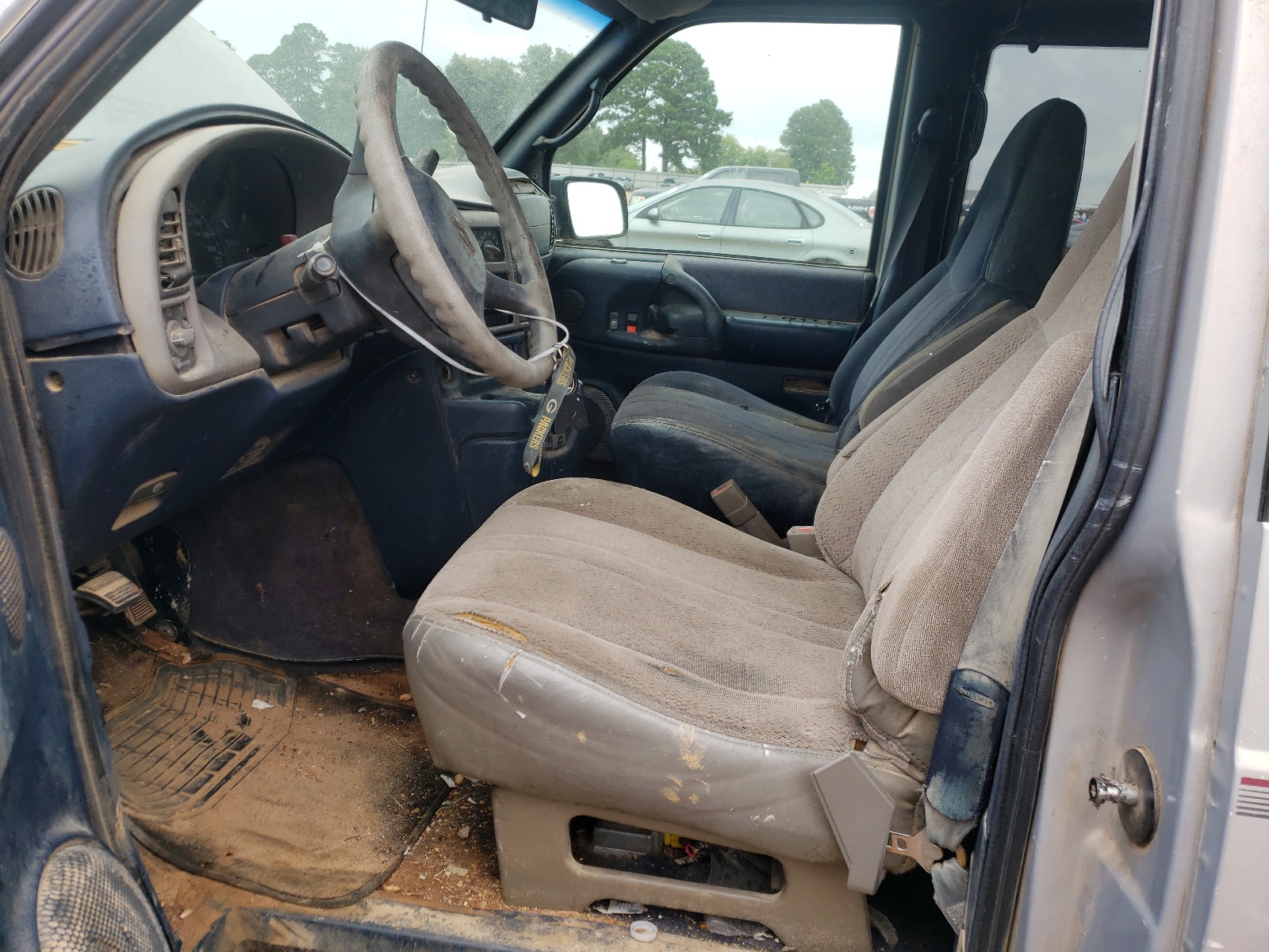 1GNDM19W9YB143880 2000 Chevrolet Astro