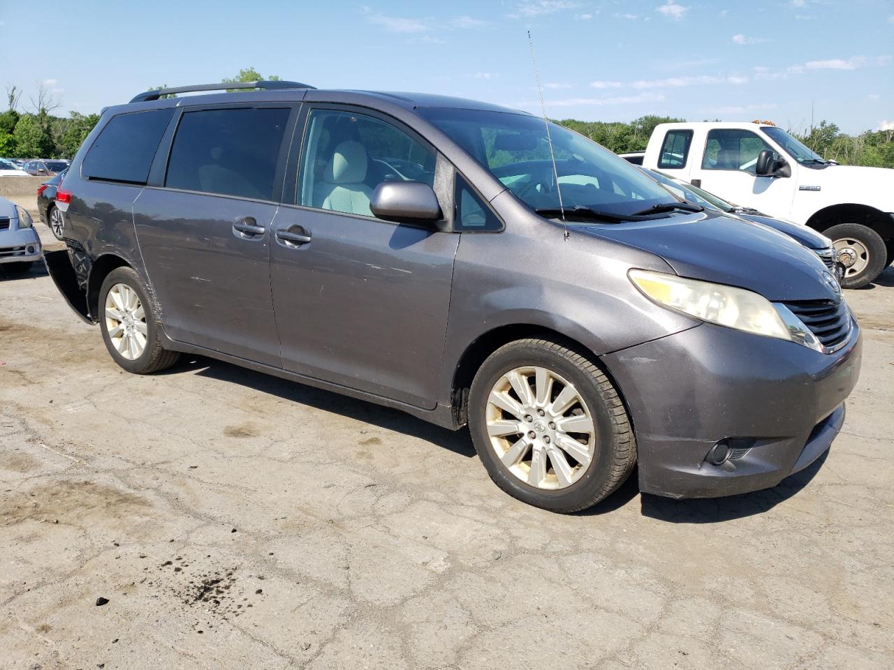 2011 Toyota Sienna - Image 4