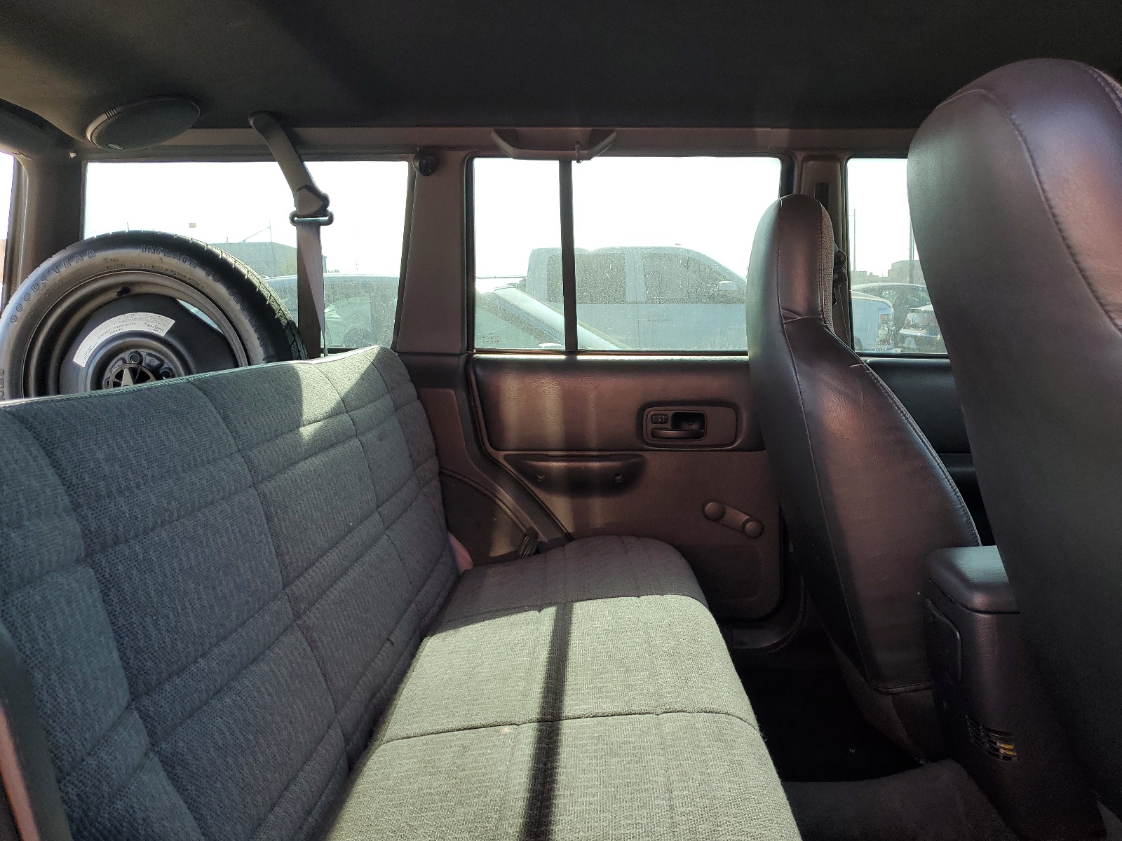 1J4FT28S5YL107181 2000 Jeep Cherokee Se