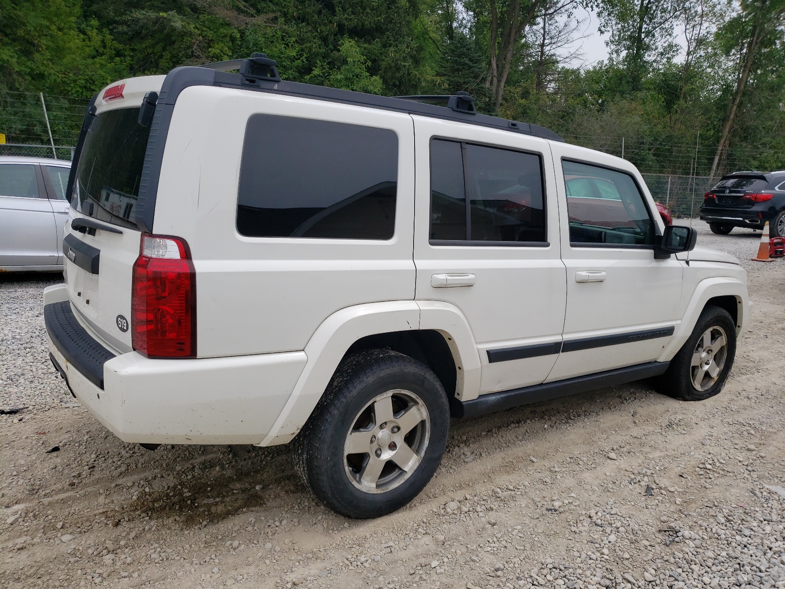 1J8HG48K29C528901 2009 Jeep Commander Sport