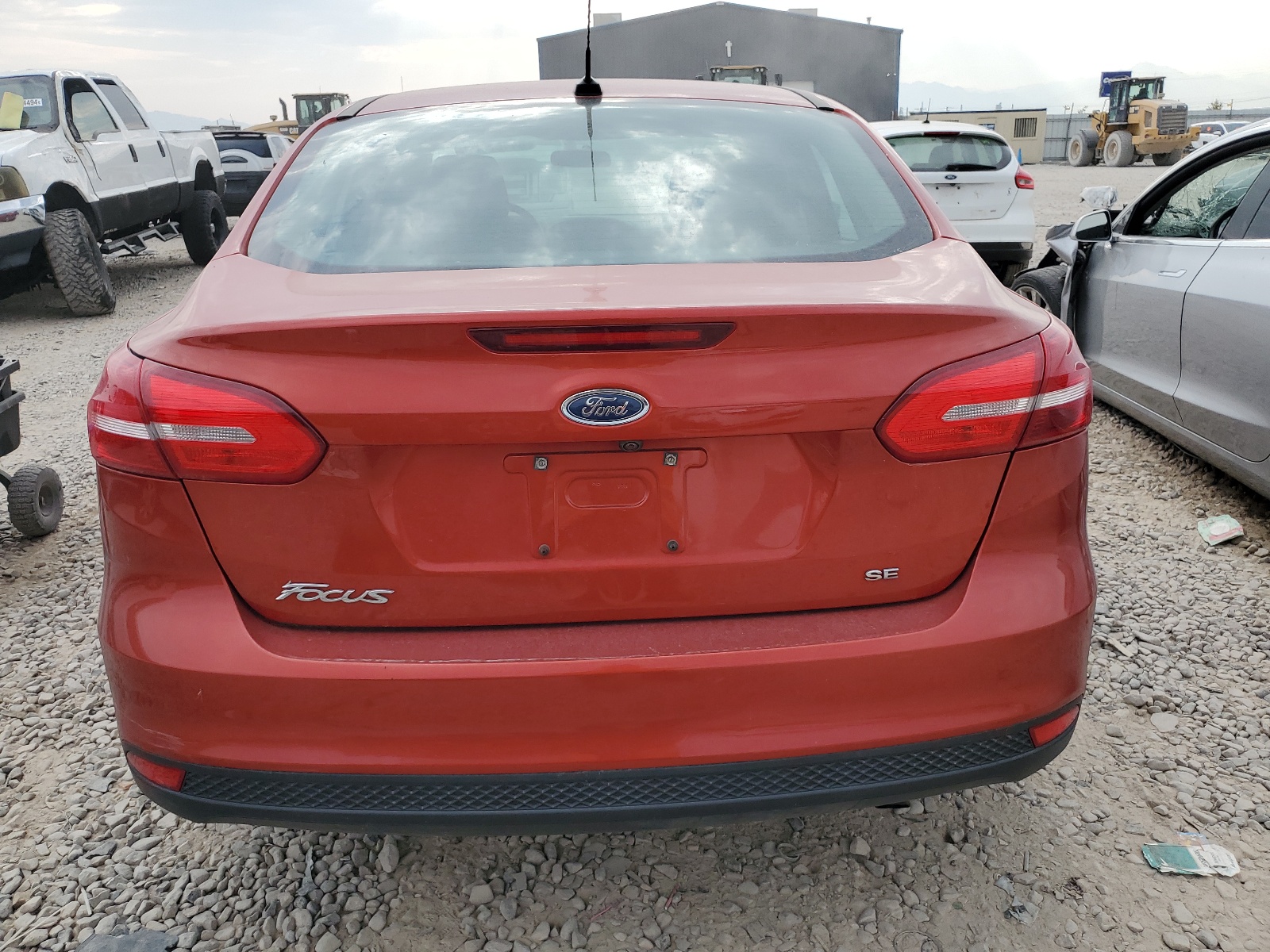 2018 Ford Focus Se vin: 1FADP3F20JL249377