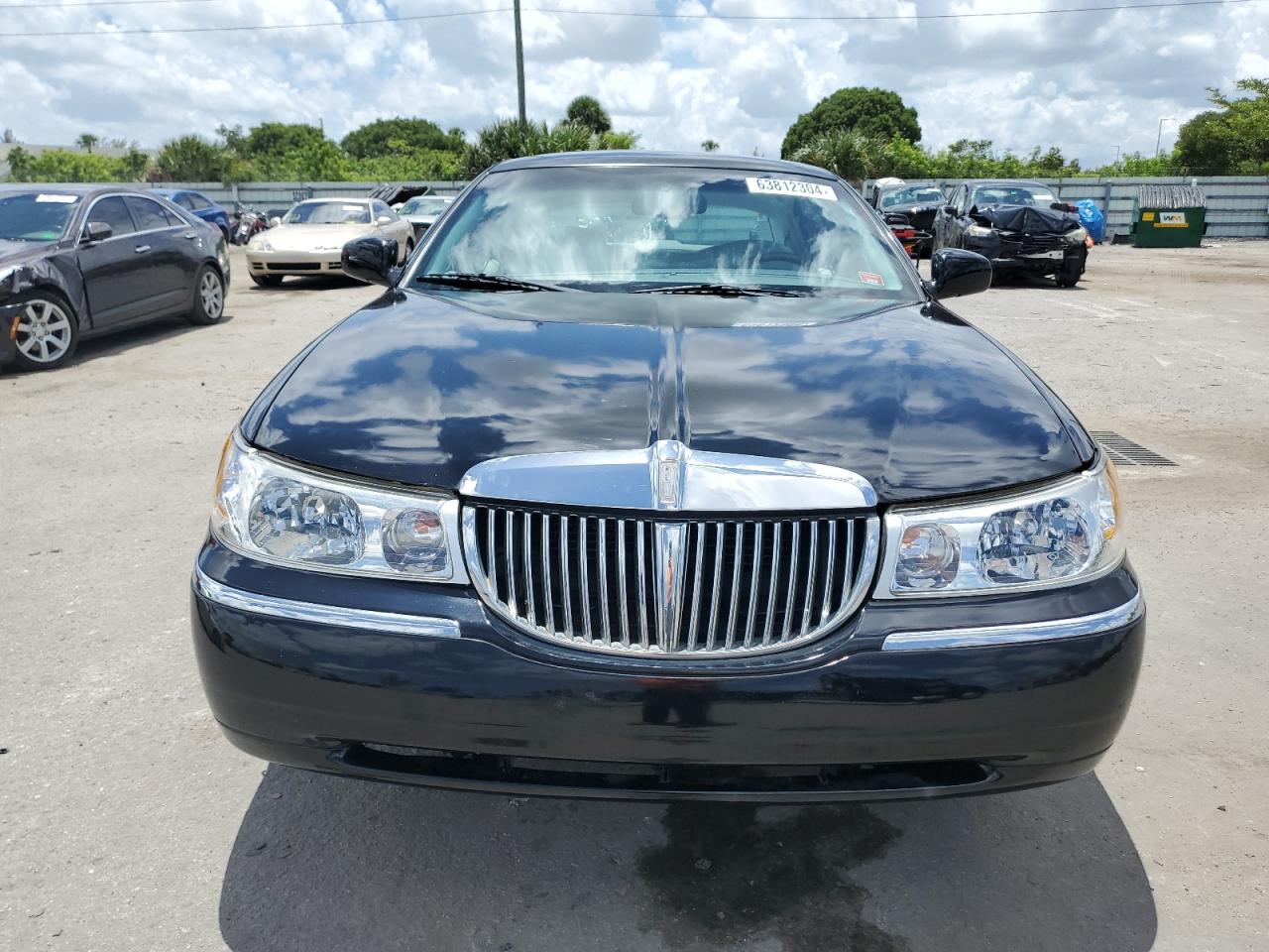 2001 Lincoln Town Car Signature VIN: 1LNHM82W11Y607689 Lot: 63812304