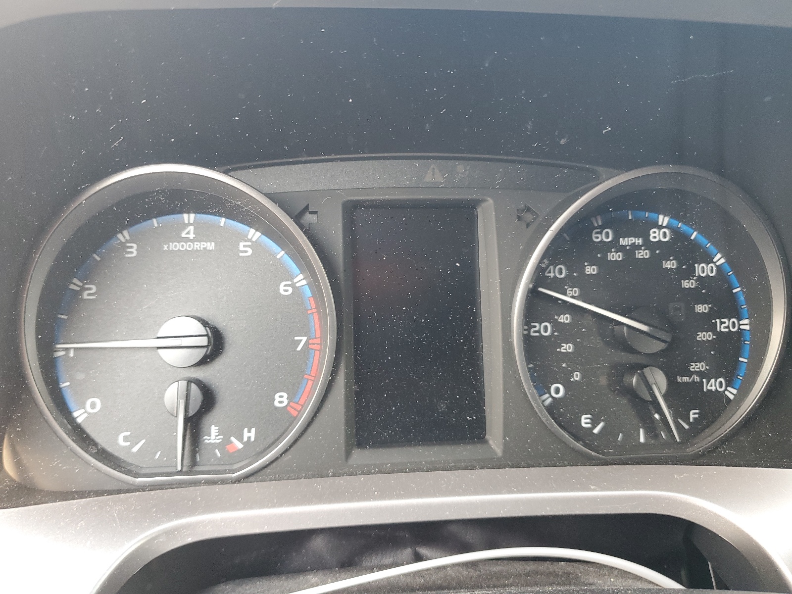 JTMBFREV3JD235969 2018 Toyota Rav4 Le