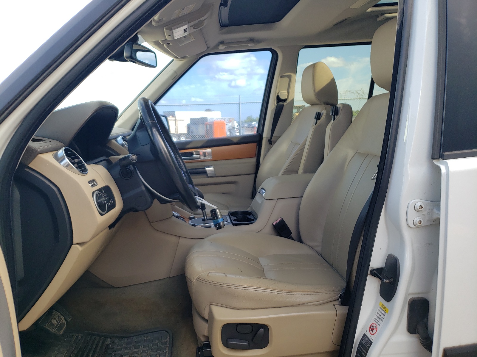 SALAG2D41BA556073 2011 Land Rover Lr4 Hse