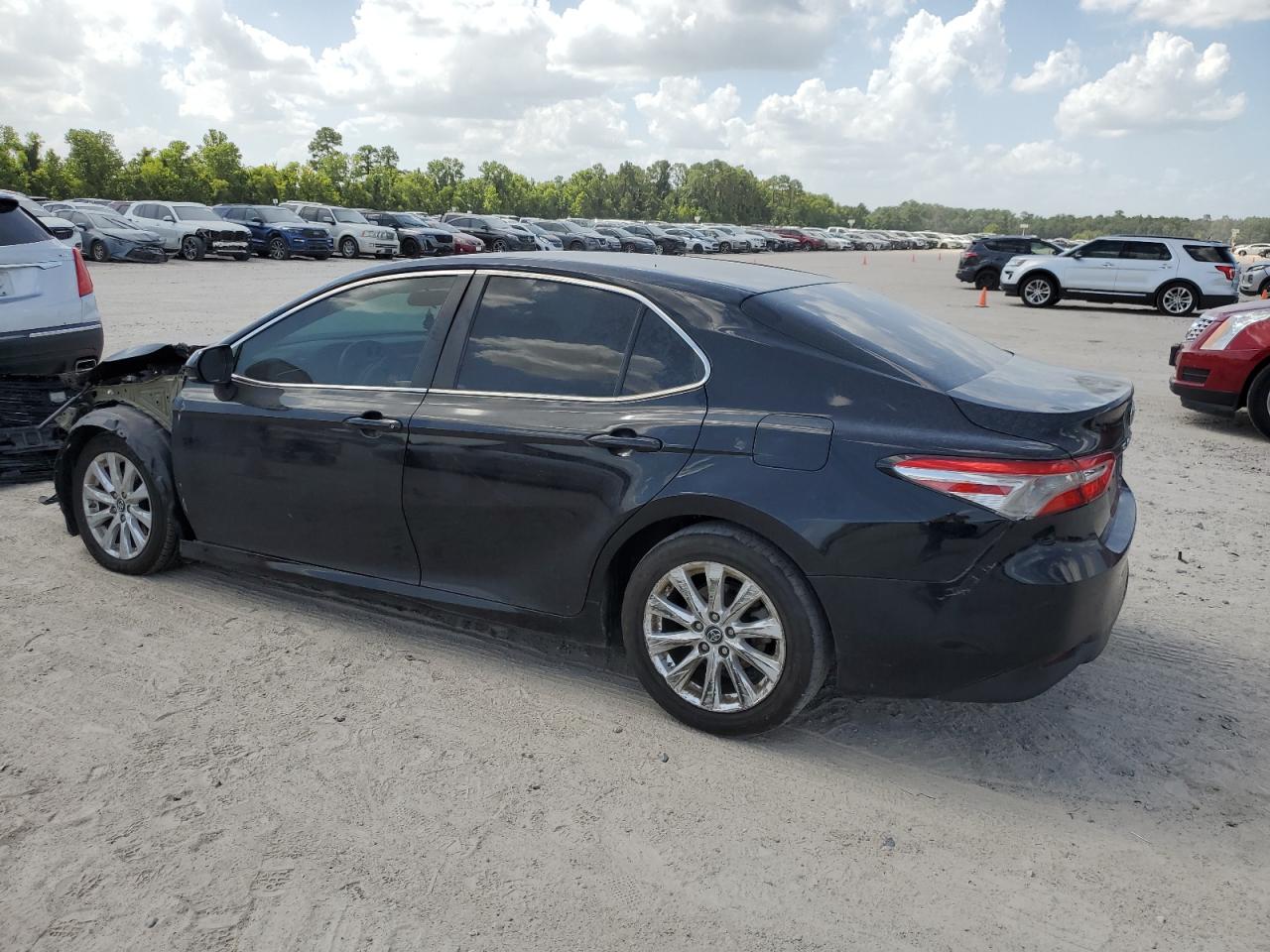 4T1B11HKXJU668976 2018 TOYOTA CAMRY - Image 2