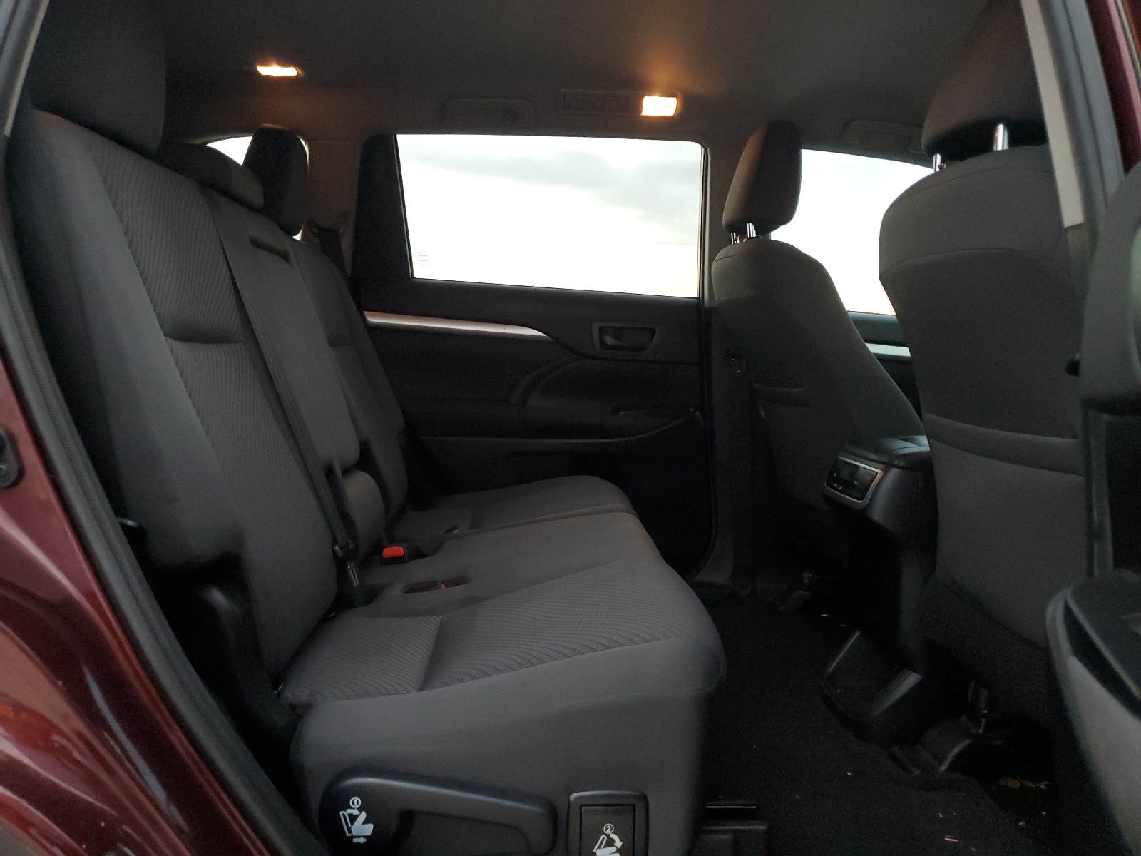 5TDZZRFH5KS311034 2019 Toyota Highlander Le