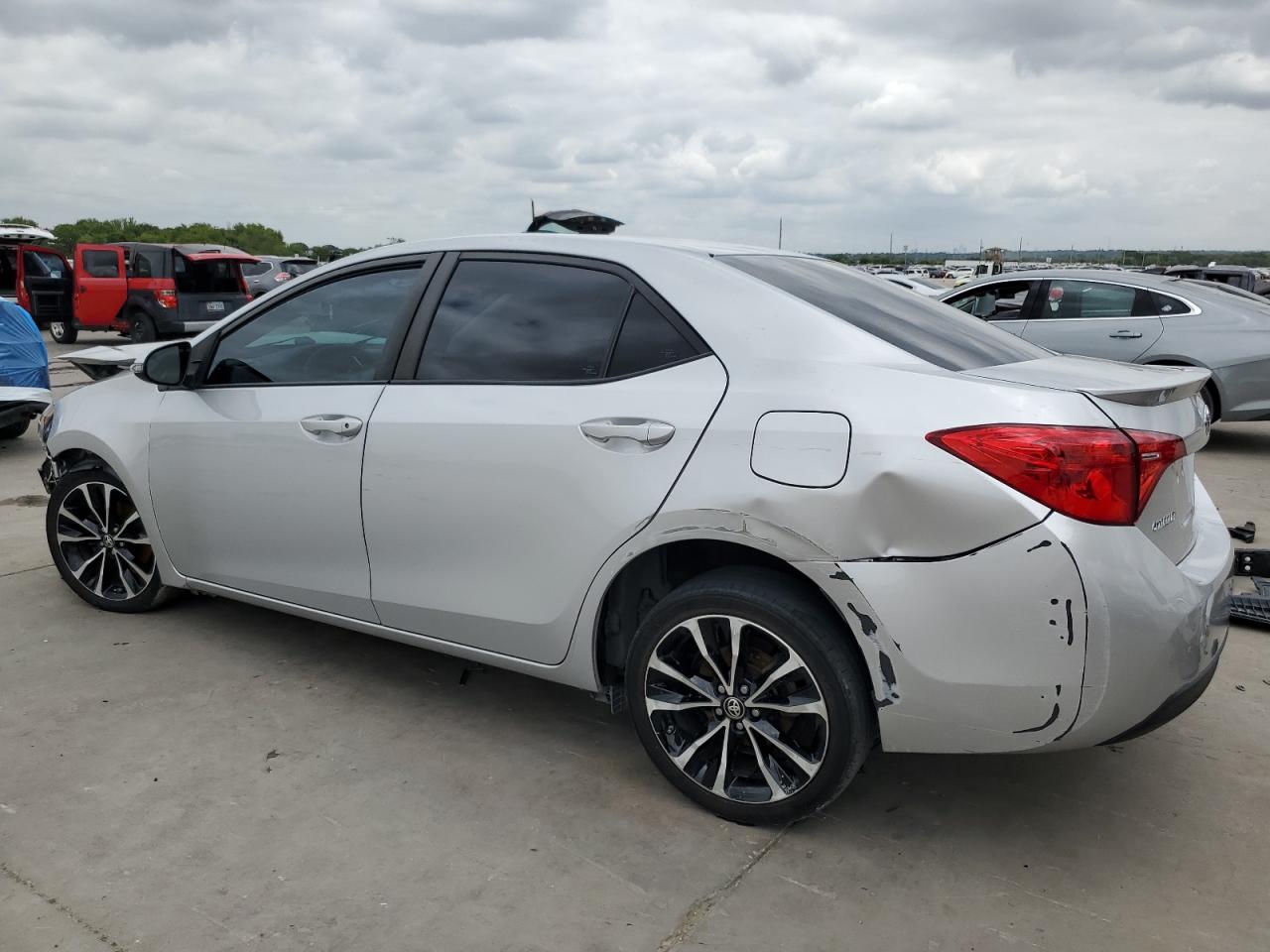 VIN 5YFBURHE5JP802682 2018 TOYOTA COROLLA no.2