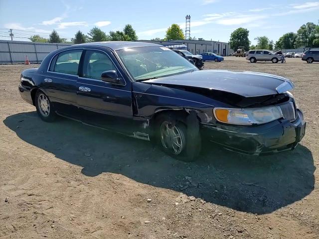 1999 Lincoln Town Car Signature VIN: 1LNHM82W8XY618150 Lot: 61542194