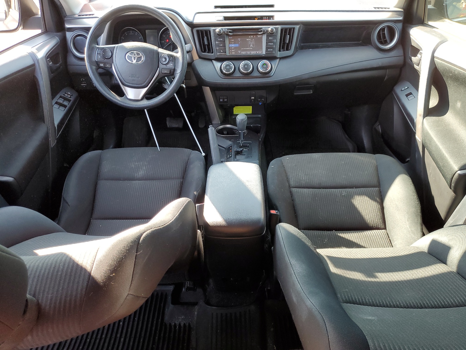 JTMBFREV6JD252040 2018 Toyota Rav4 Le