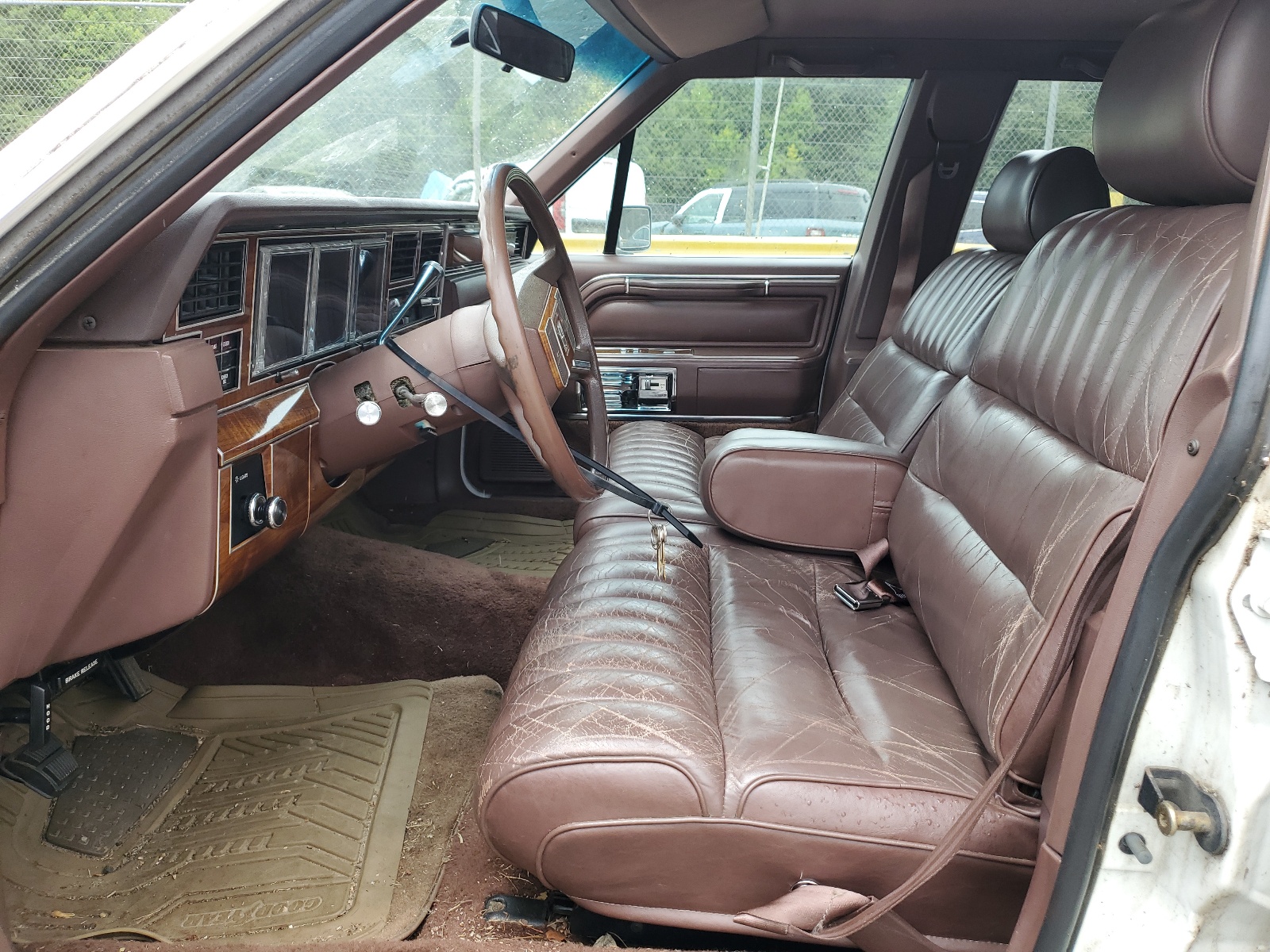 1LNBM81FXKY677104 1989 Lincoln Town Car