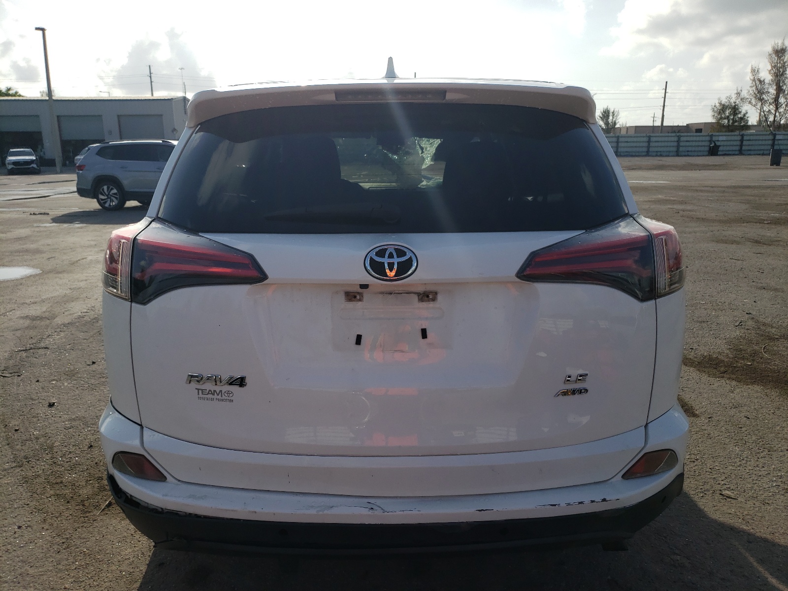 JTMBFREV4HJ111897 2017 Toyota Rav4 Le