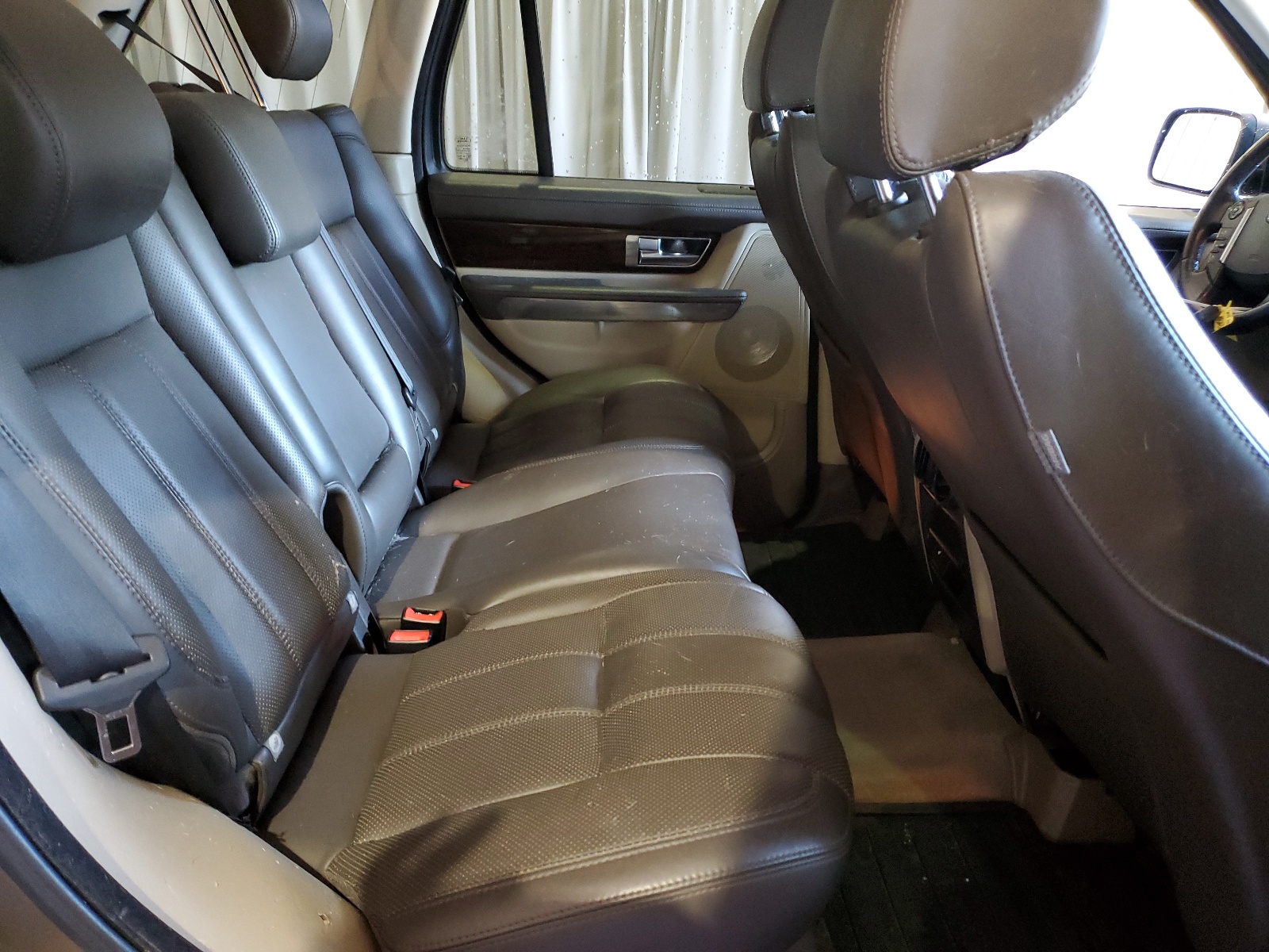 SALSK2D4XBA700027 2011 Land Rover Range Rover Sport Lux