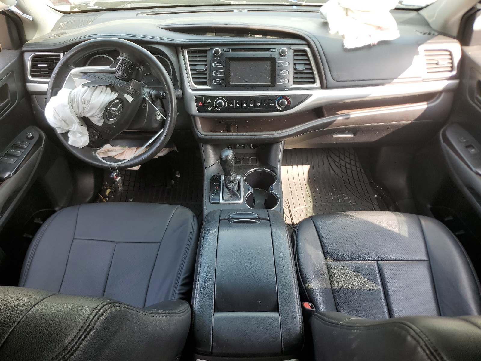 5TDZZRFH5KS319215 2019 Toyota Highlander Le