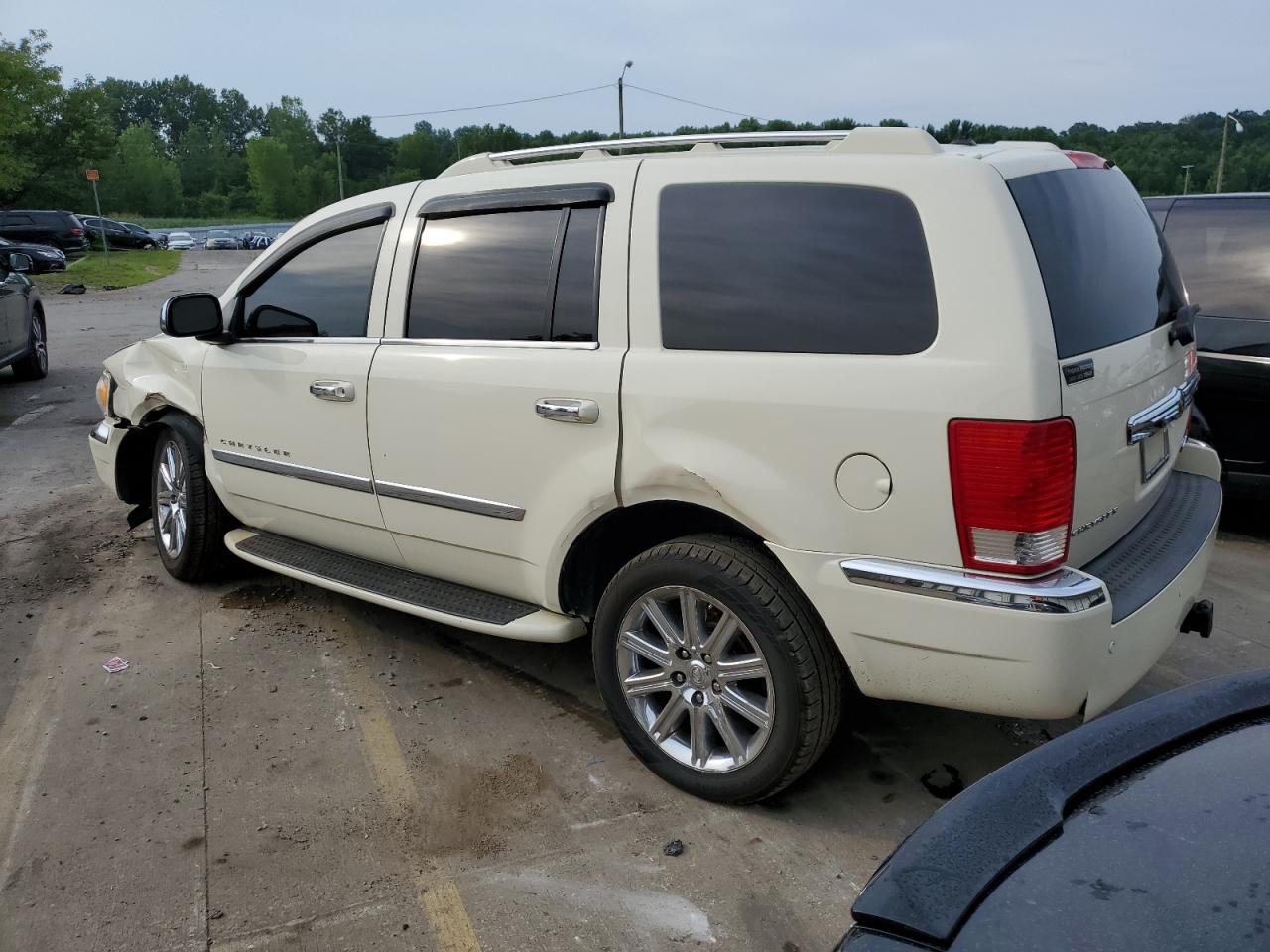 2009 Chrysler Aspen - Image 2