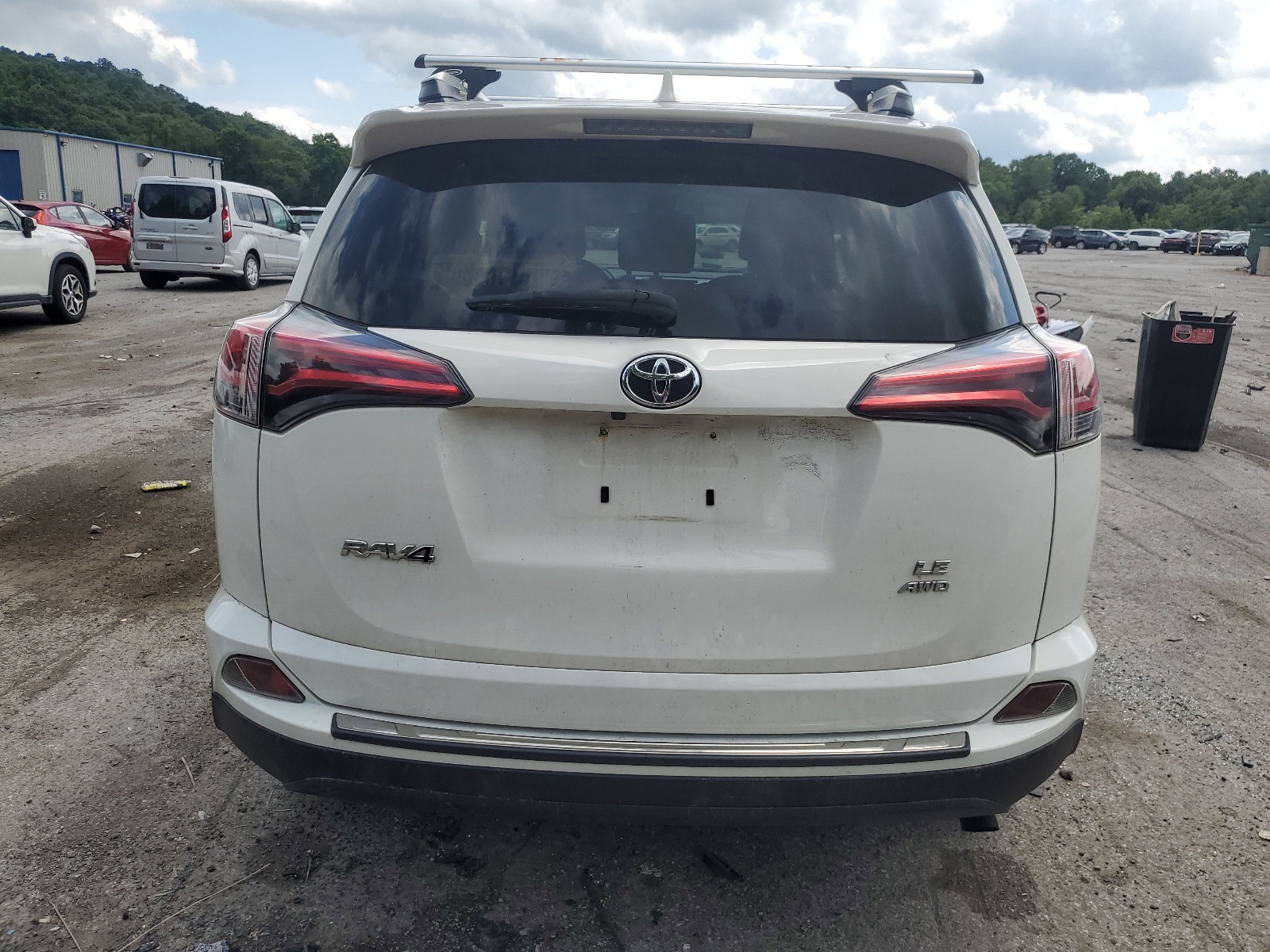 JTMBFREV3JJ725460 2018 Toyota Rav4 Le