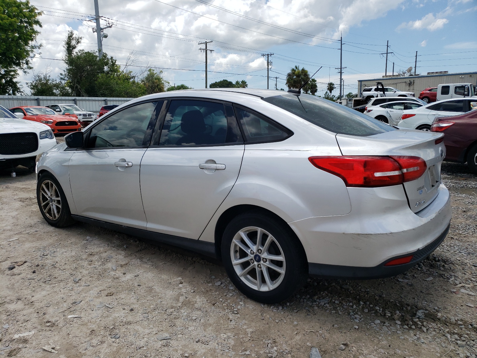 2018 Ford Focus Se vin: 1FADP3F23JL266187