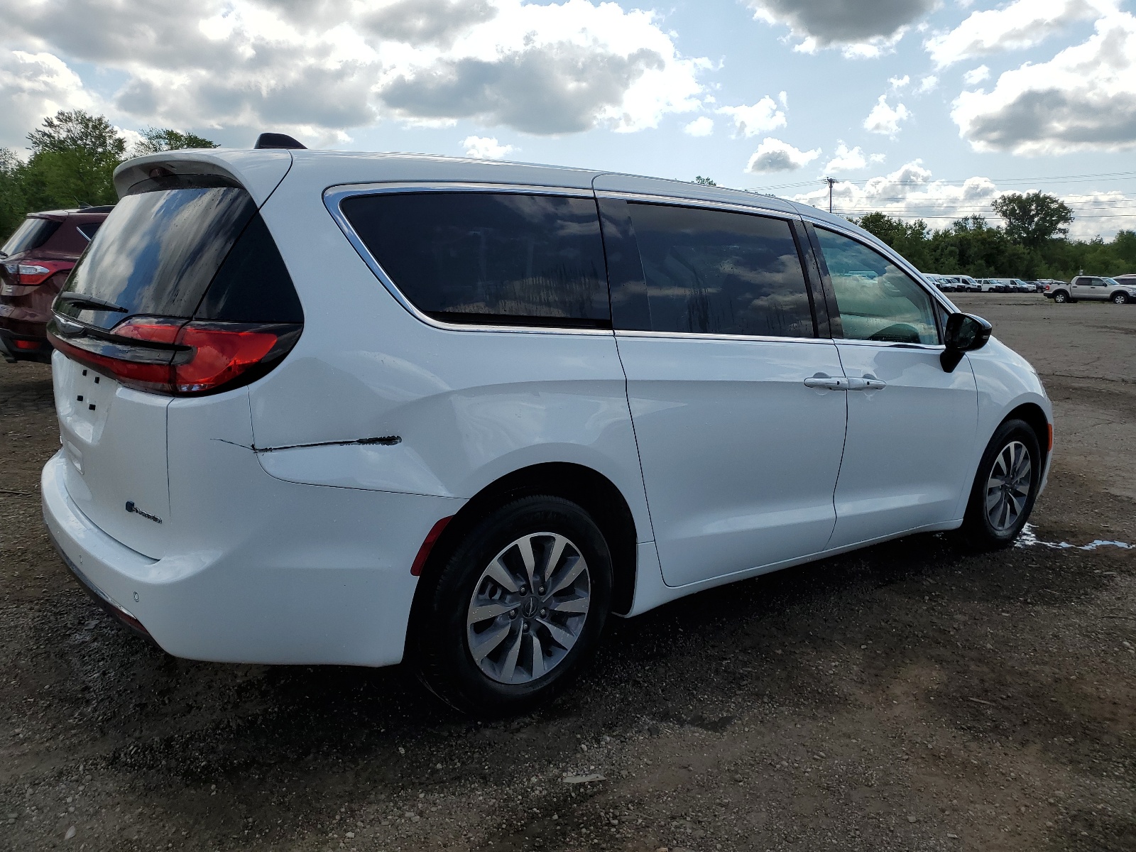 2024 Chrysler Pacifica Hybrid Select vin: 2C4RC1S70RR153625