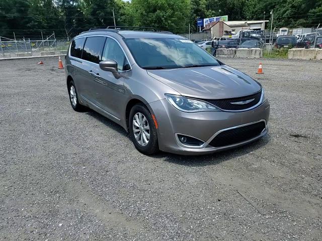 2017 Chrysler Pacifica - Image 11