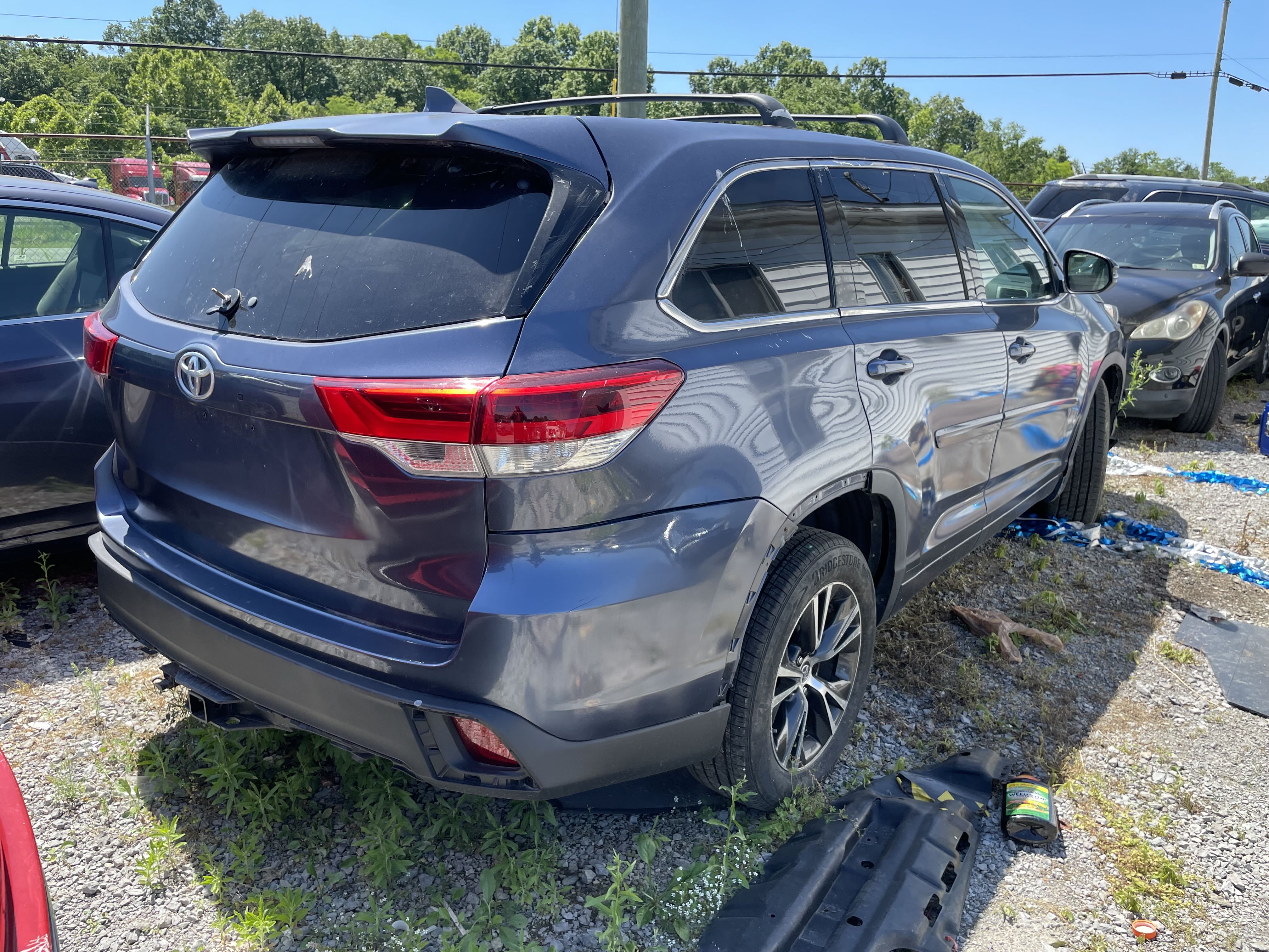 5TDZZRFH6JS250405 2018 Toyota Highlander Le