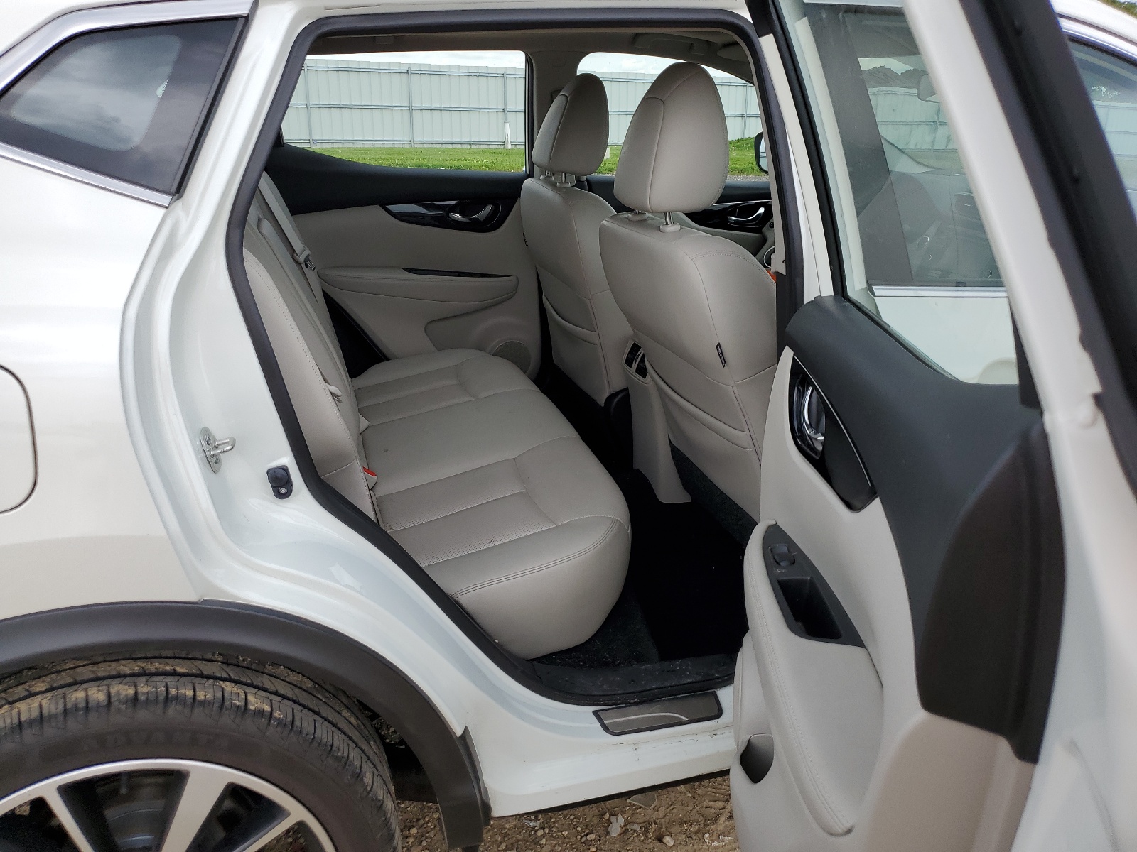 JN1BJ1CR2JW288532 2018 Nissan Rogue Sport S