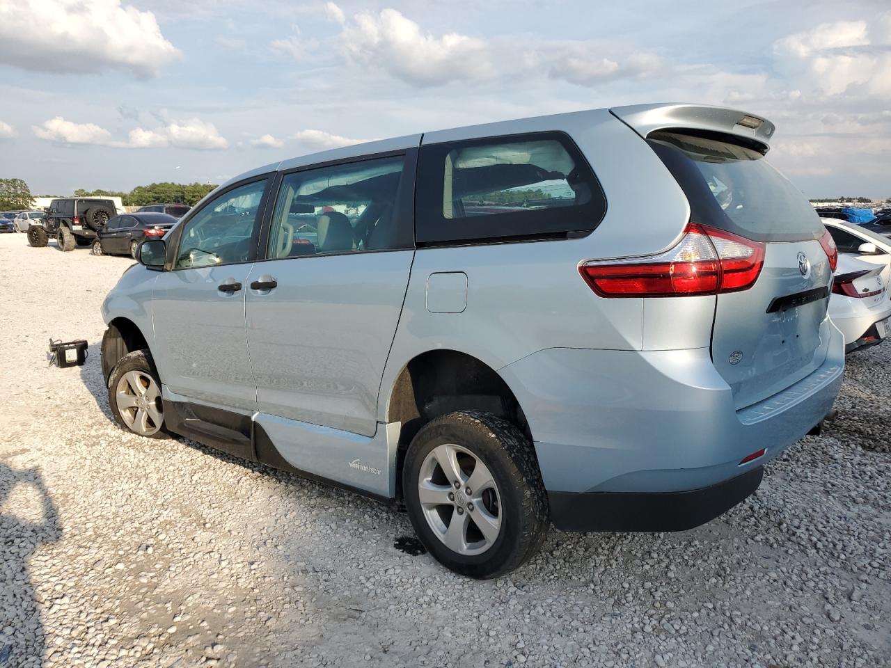 5TDZK3DC0FS644157 2015 TOYOTA SIENNA - Image 2