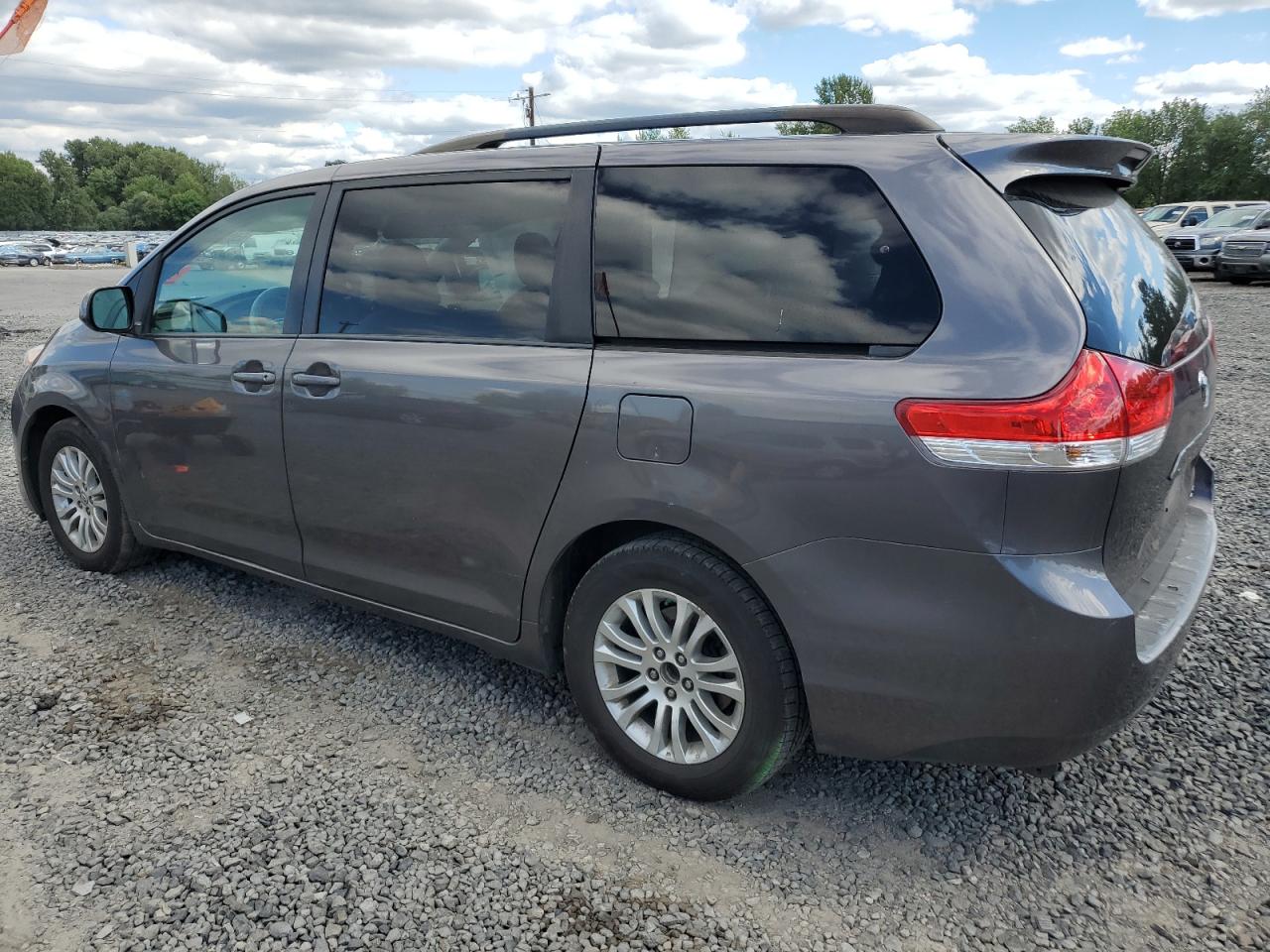 2014 Toyota Sienna - Image 2