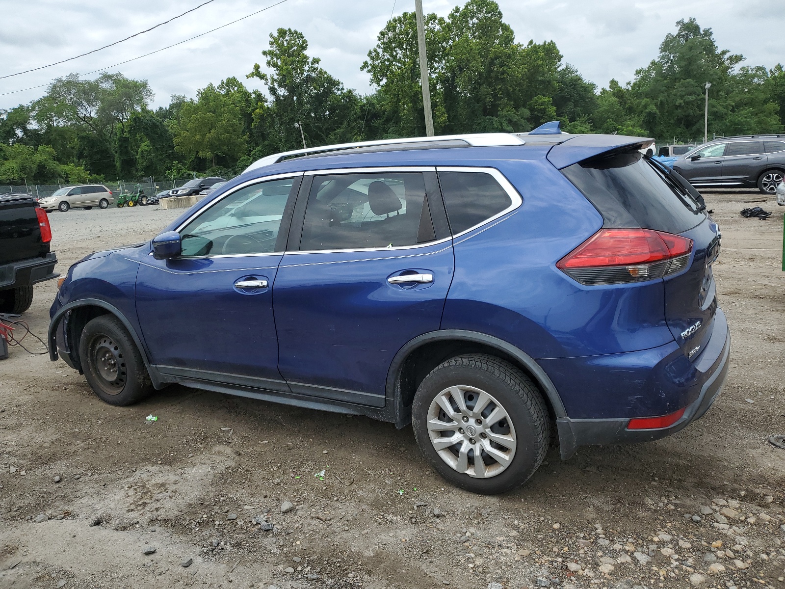 2017 Nissan Rogue S vin: KNMAT2MV2HP519843