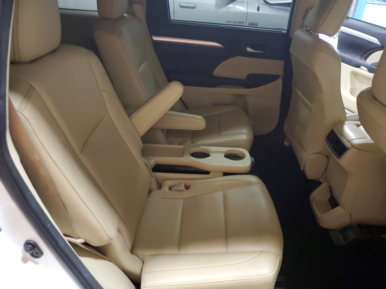 5TDKKRFH8GS168075 2016 Toyota Highlander Xle