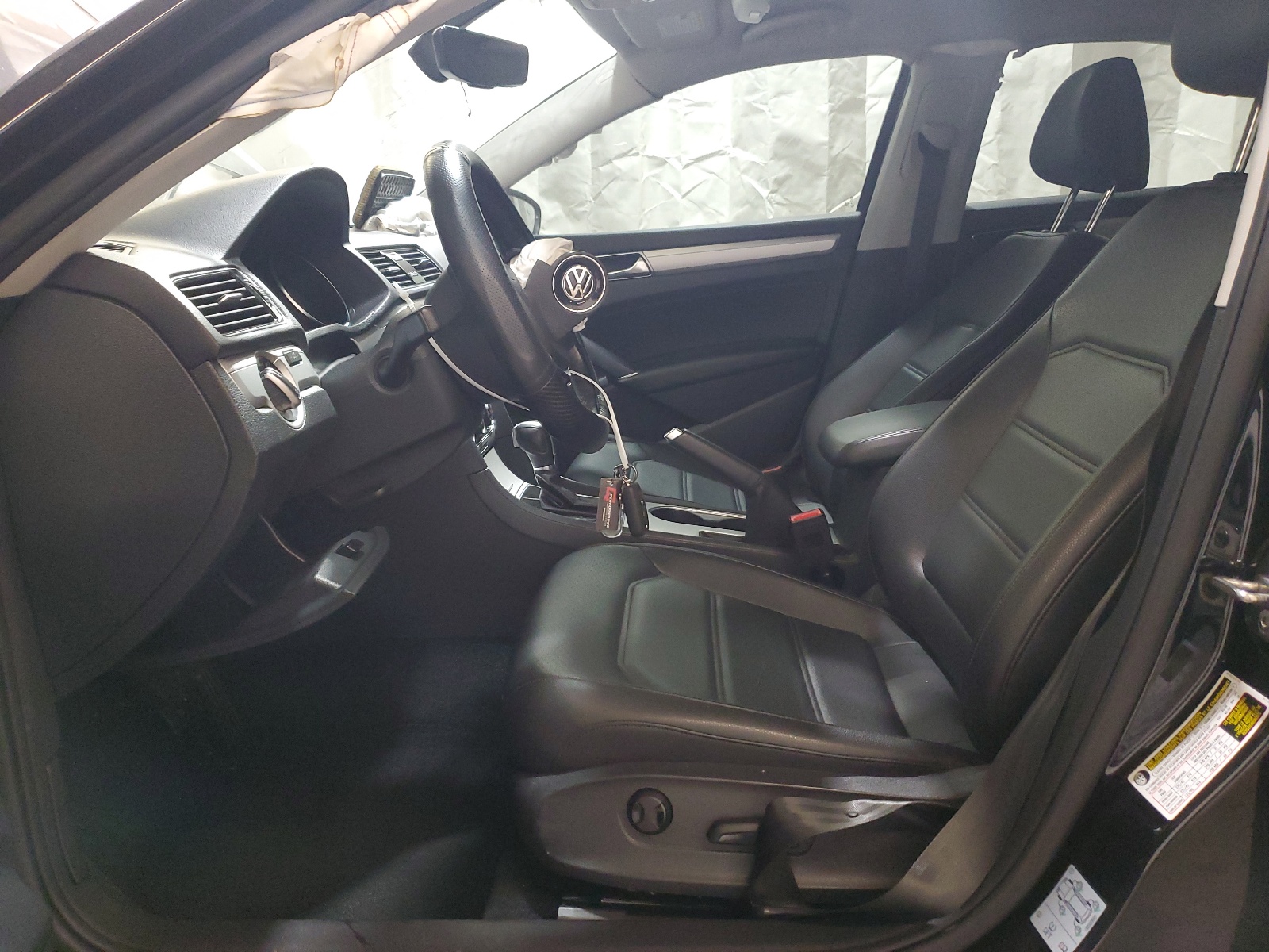 1VWLA7A36KC010171 2019 Volkswagen Passat Wolfsburg