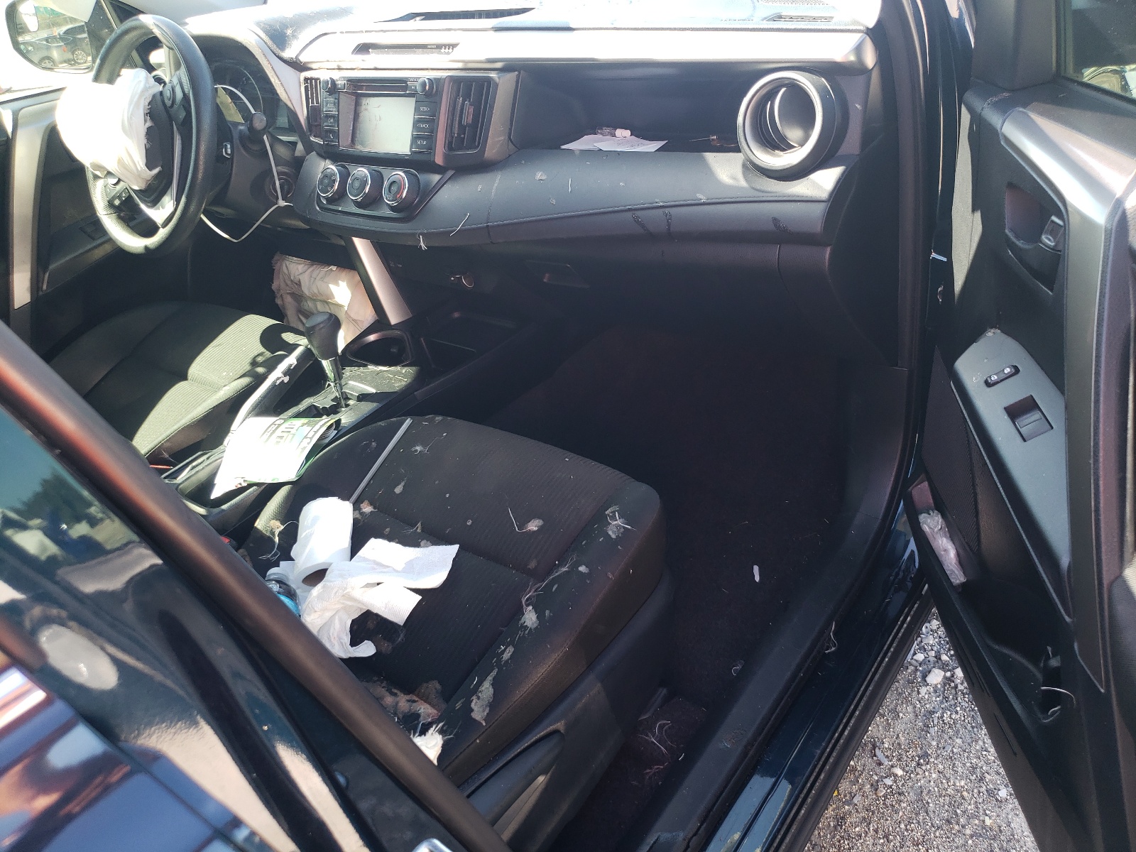 JTMZFREV7JJ210878 2018 Toyota Rav4 Le