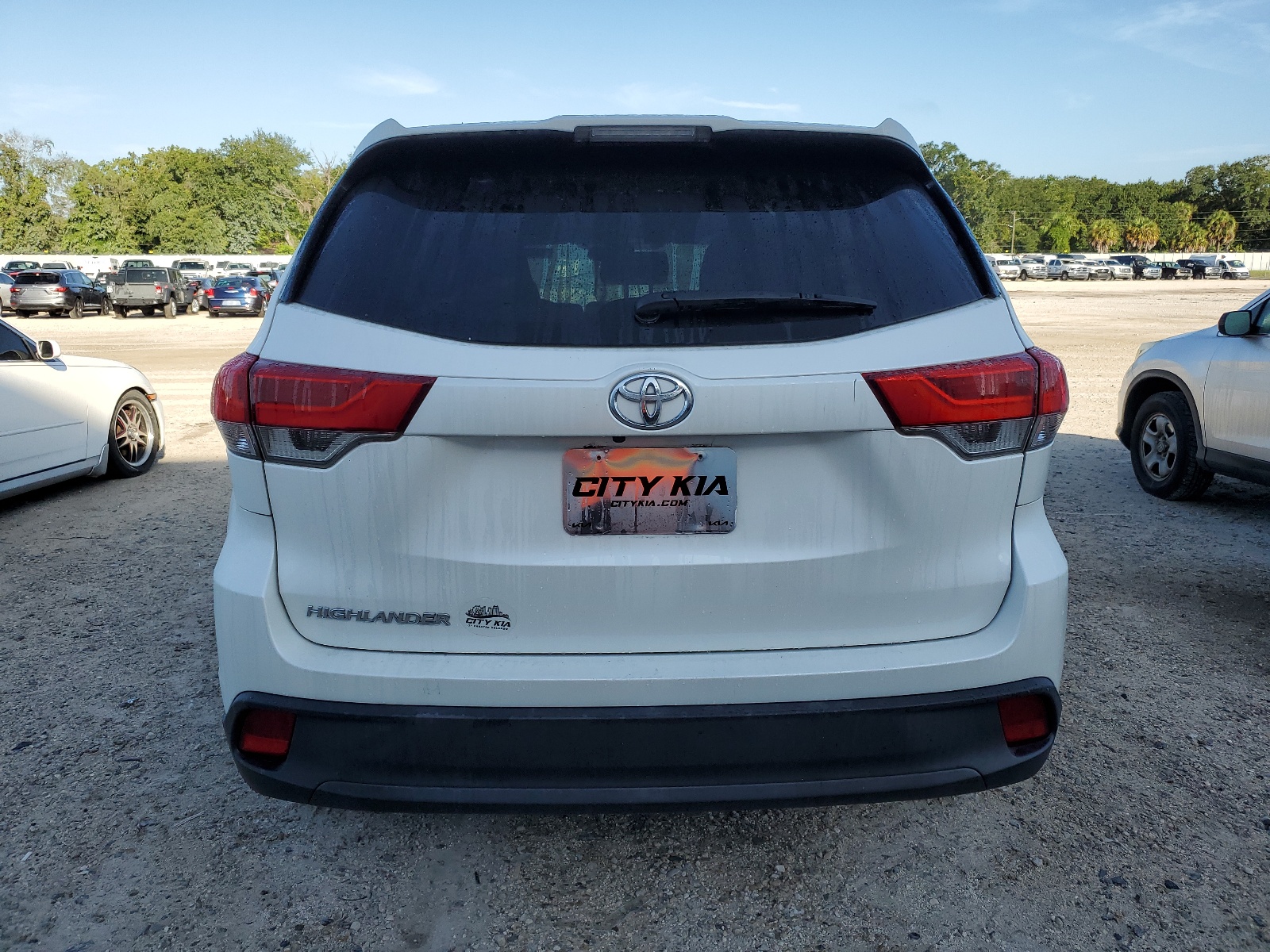 5TDZZRFH4KS364226 2019 Toyota Highlander Le