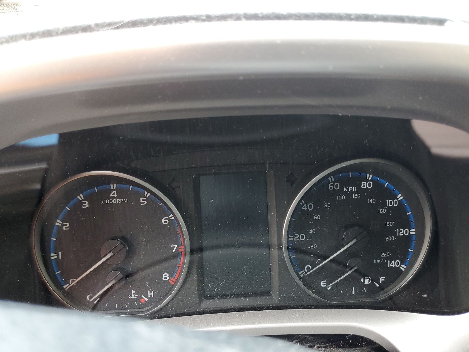 JTMBFREV5JJ726996 2018 Toyota Rav4 Le