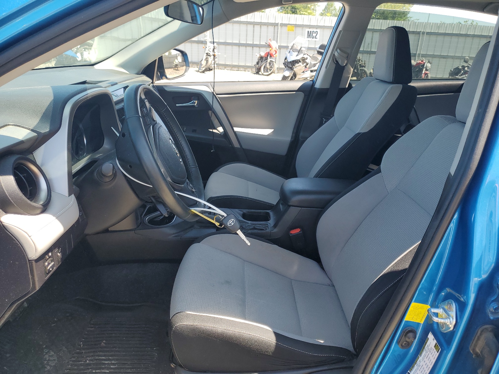 2T3RFREV5GW472568 2016 Toyota Rav4 Xle