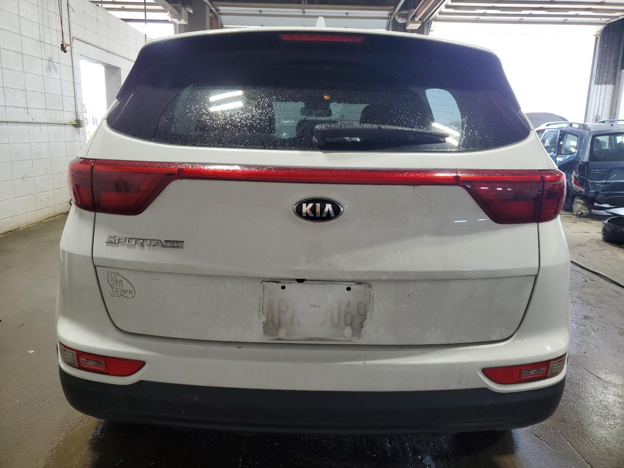 KNDPMCAC8H7115221 2017 Kia Sportage Lx