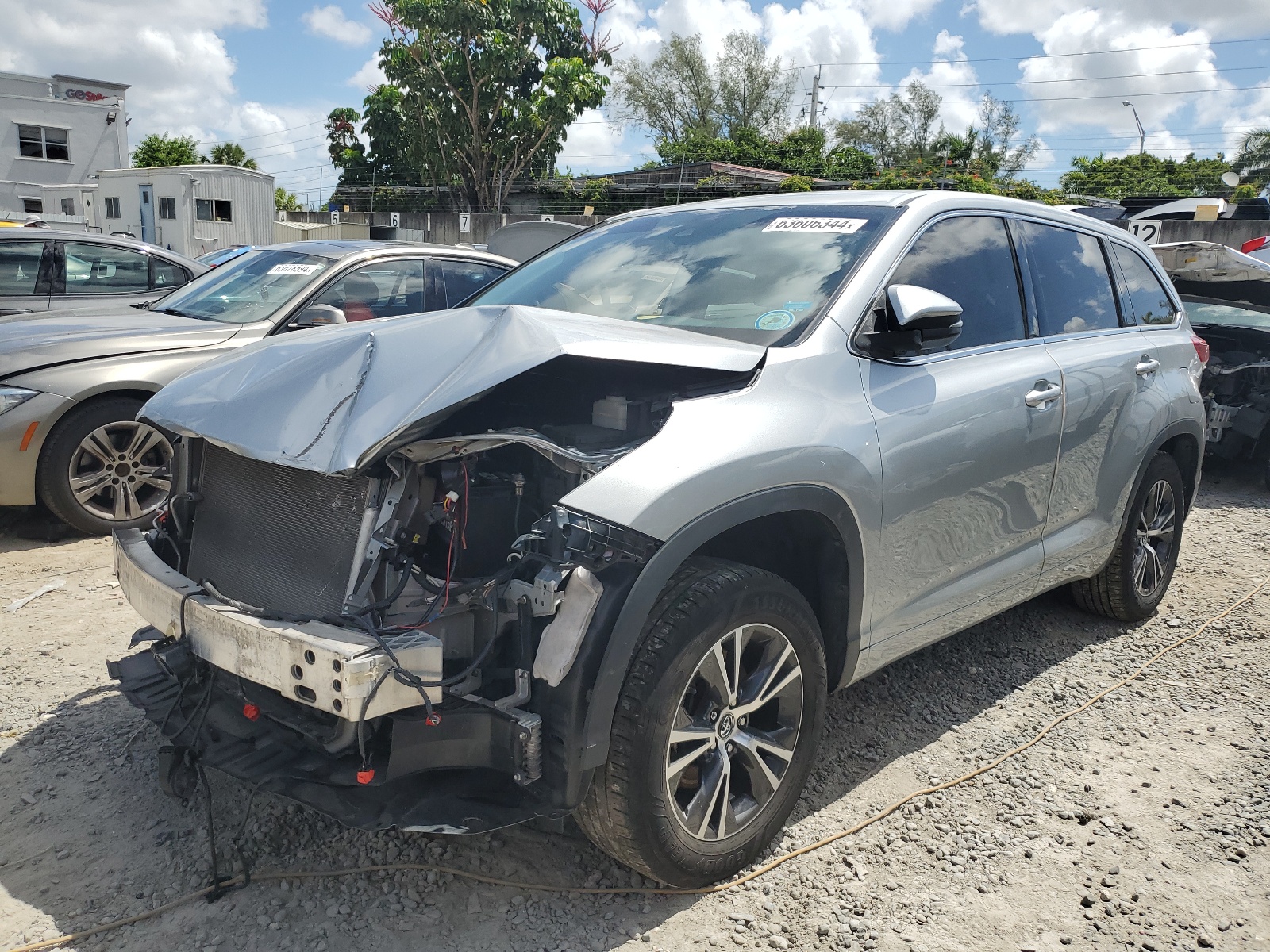 2018 Toyota Highlander Le vin: 5TDZZRFH5JS272606