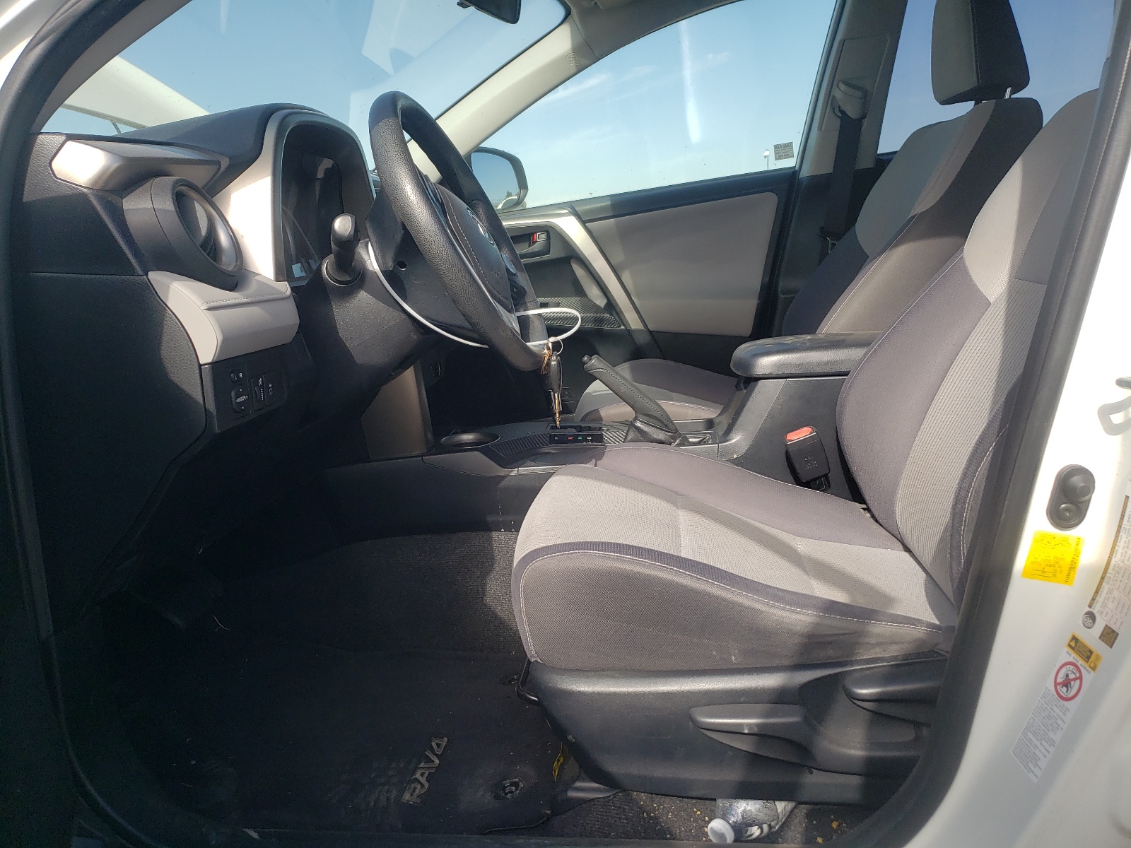 JTMZFREV4FJ058811 2015 Toyota Rav4 Le