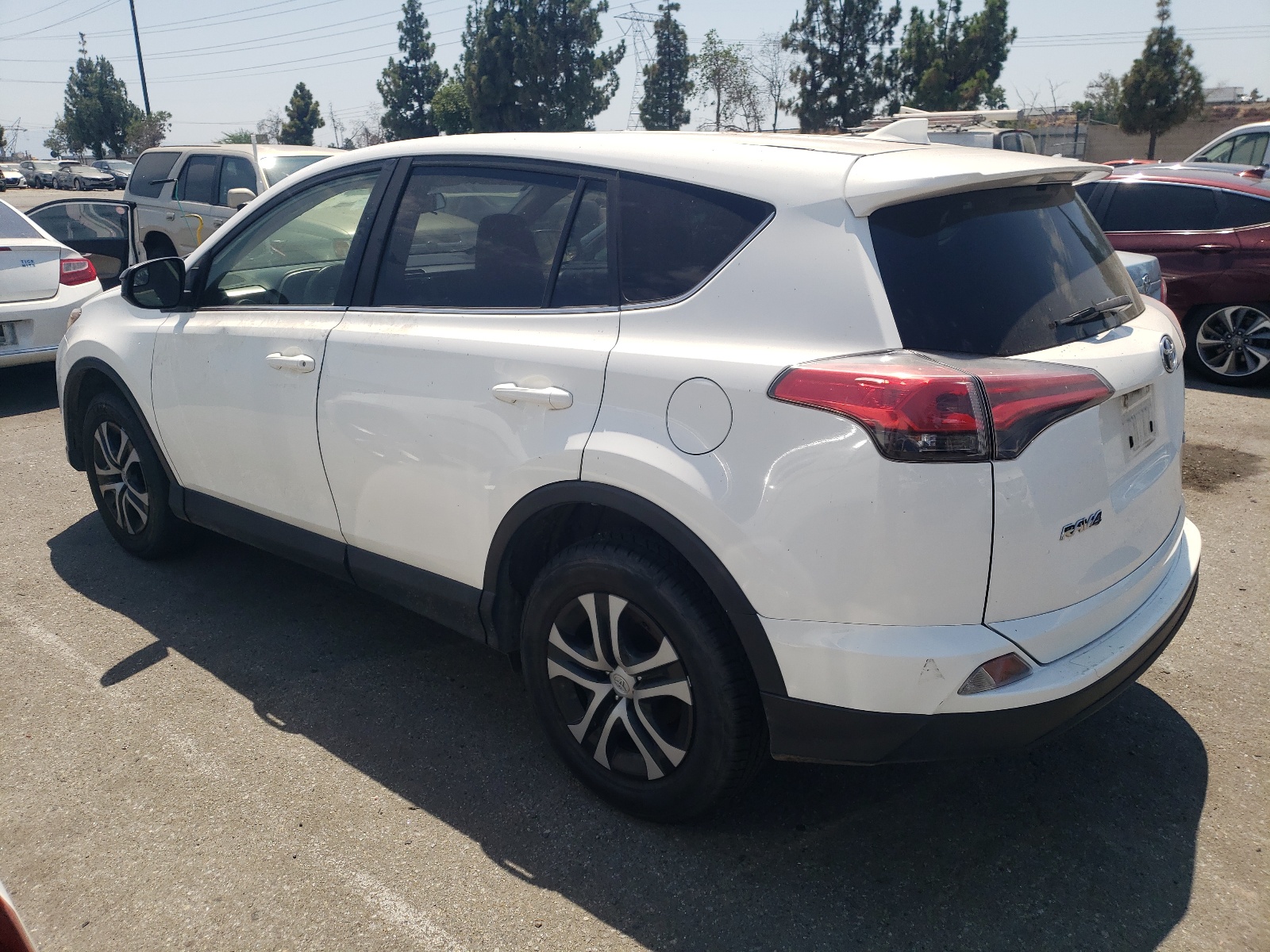 2018 Toyota Rav4 Le vin: JTMZFREV1JJ750792