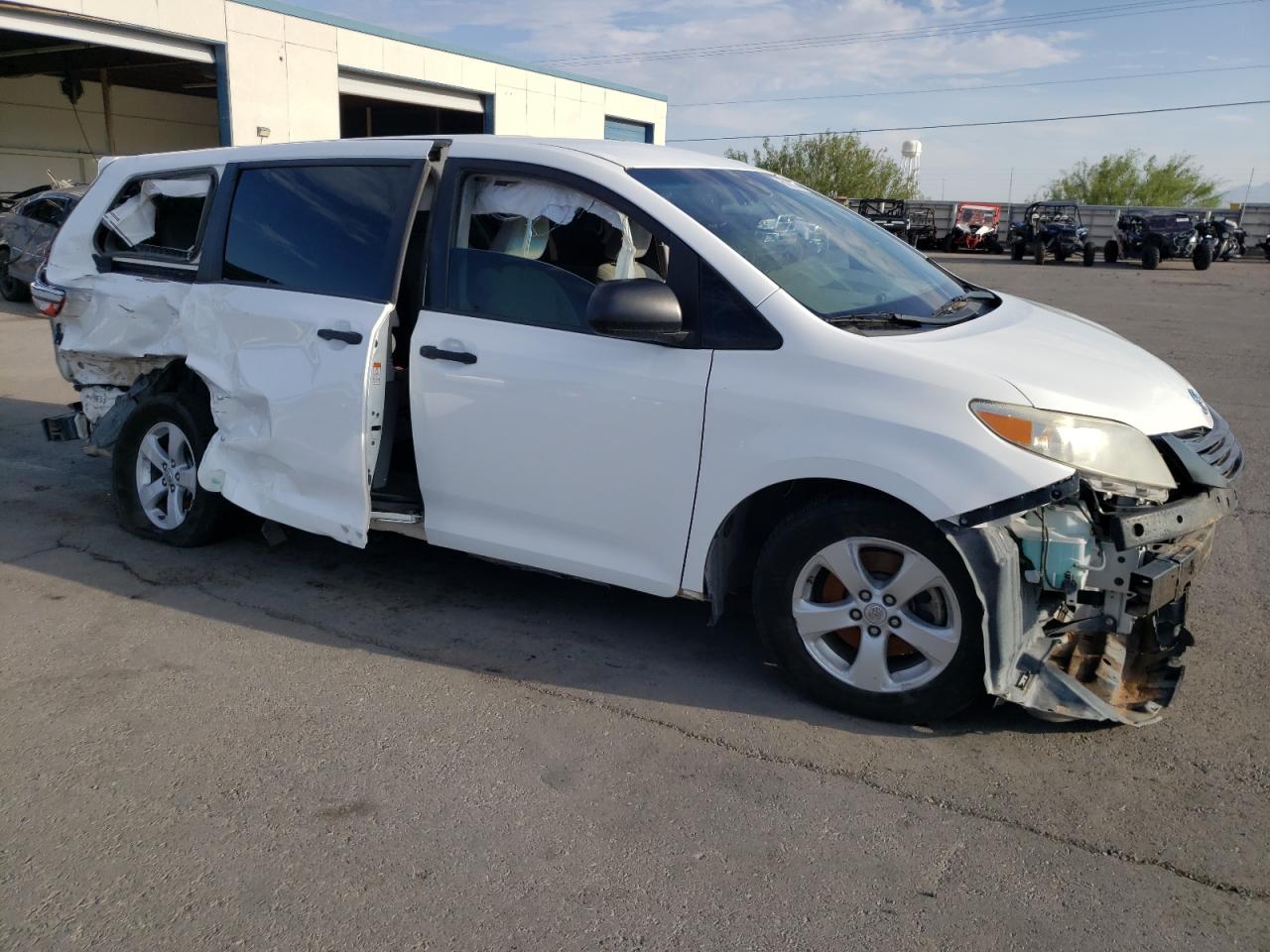 2017 Toyota Sienna - Image 4