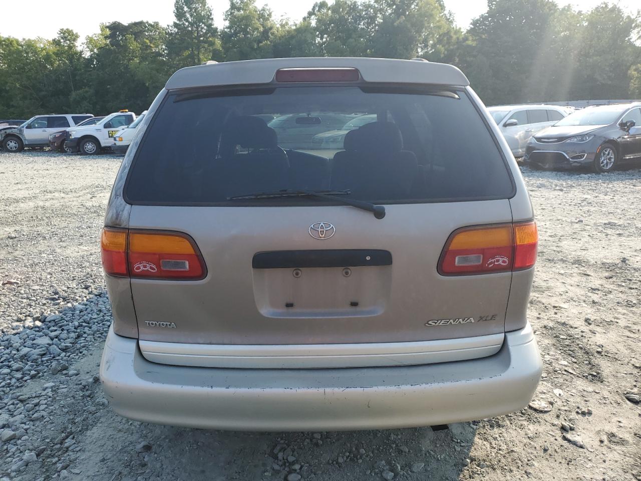 1998 Toyota Sienna Le VIN: 4T3ZF13C2WU012740 Lot: 65527024