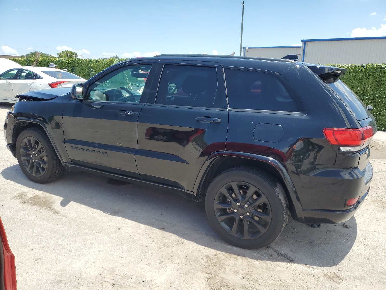 1C4RJEAG8JC141086 2018 Jeep Grand Cherokee Laredo