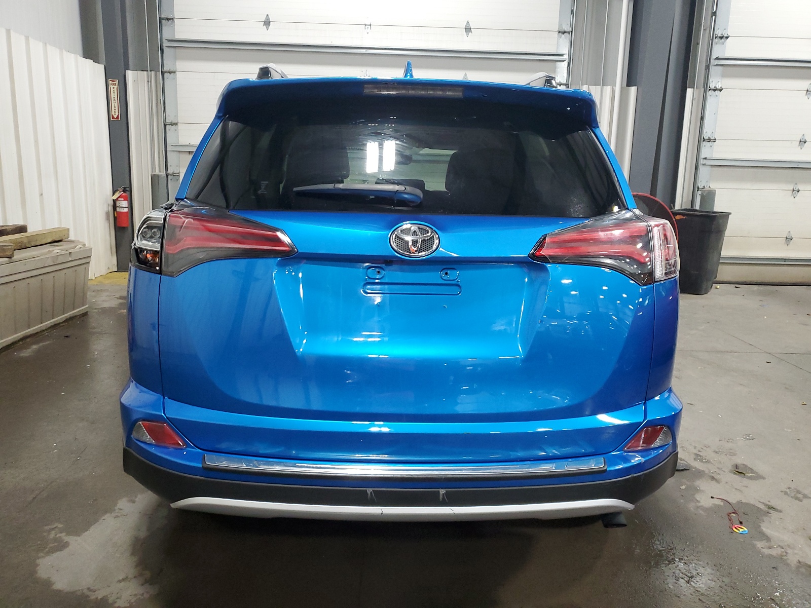 JTMDFREVXJJ719681 2018 Toyota Rav4 Limited