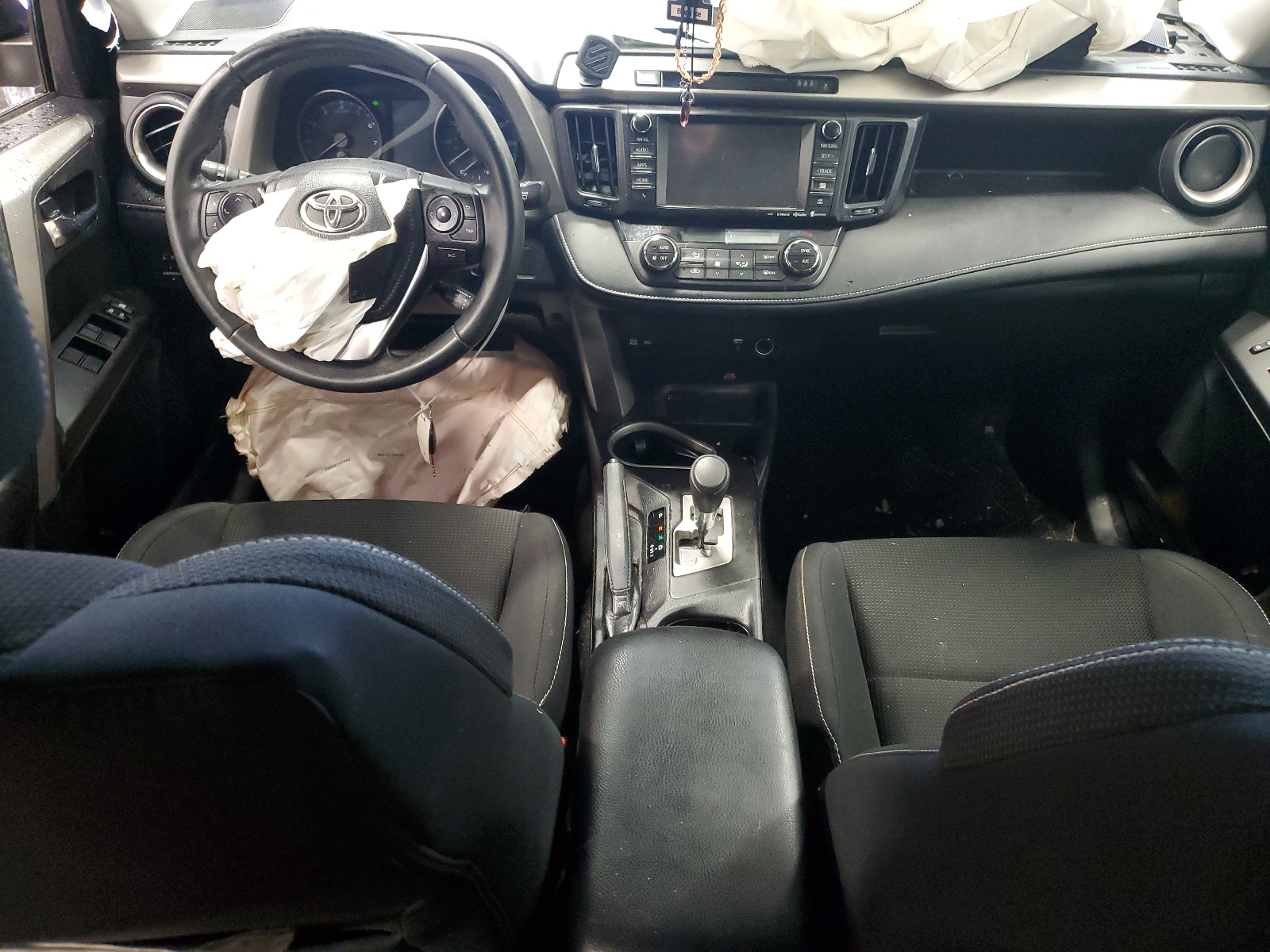 2T3RFREVXHW618819 2017 Toyota Rav4 Xle