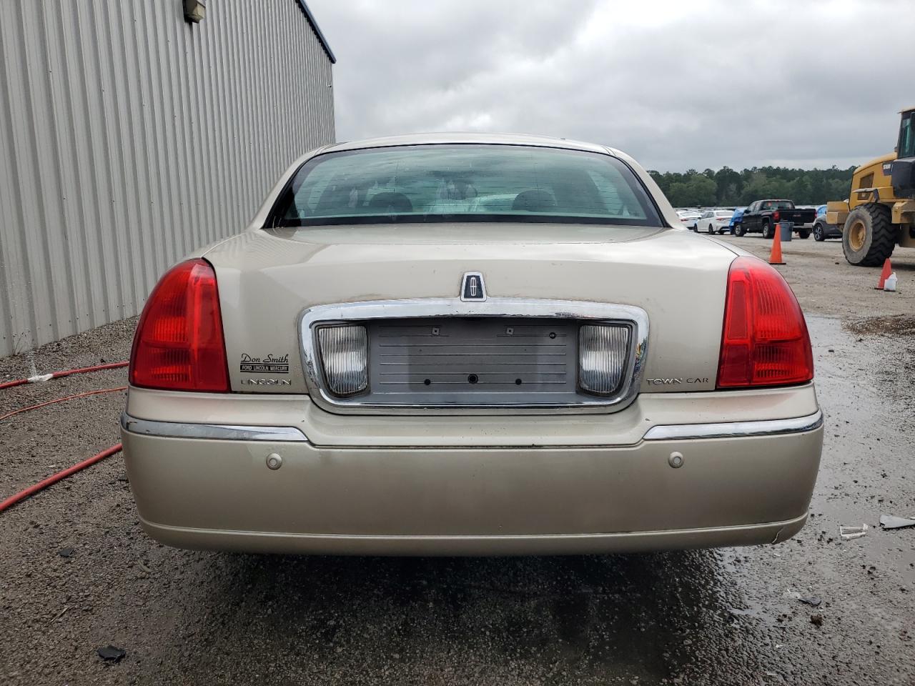 2004 Lincoln Town Car Executive VIN: 1LNHM81W84Y633387 Lot: 64216474