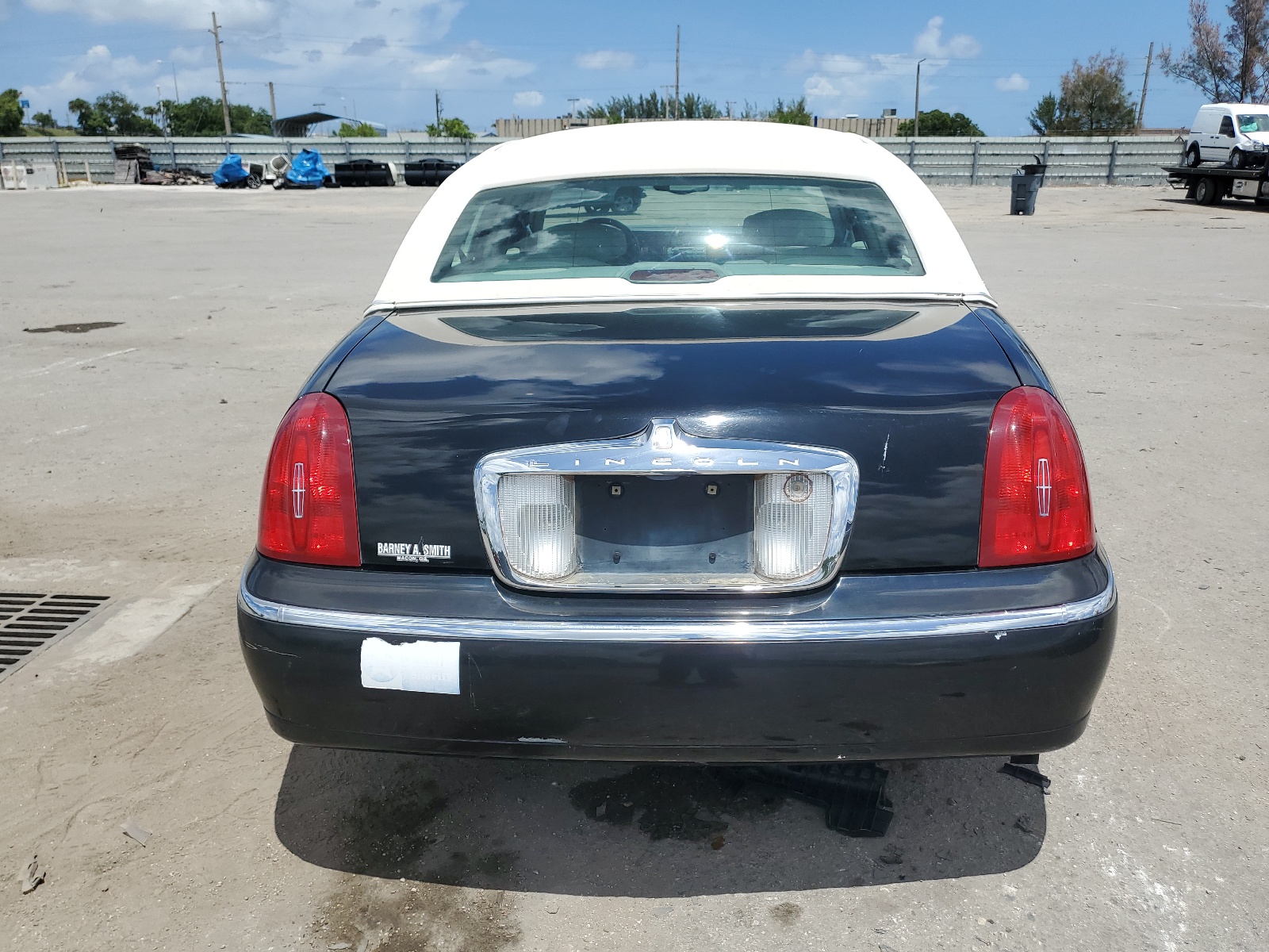 1LNHM82W11Y607689 2001 Lincoln Town Car Signature