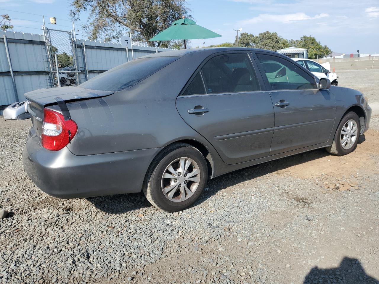 2004 Toyota Camry Le VIN: 4T1BF32K44U576255 Lot: 62966504