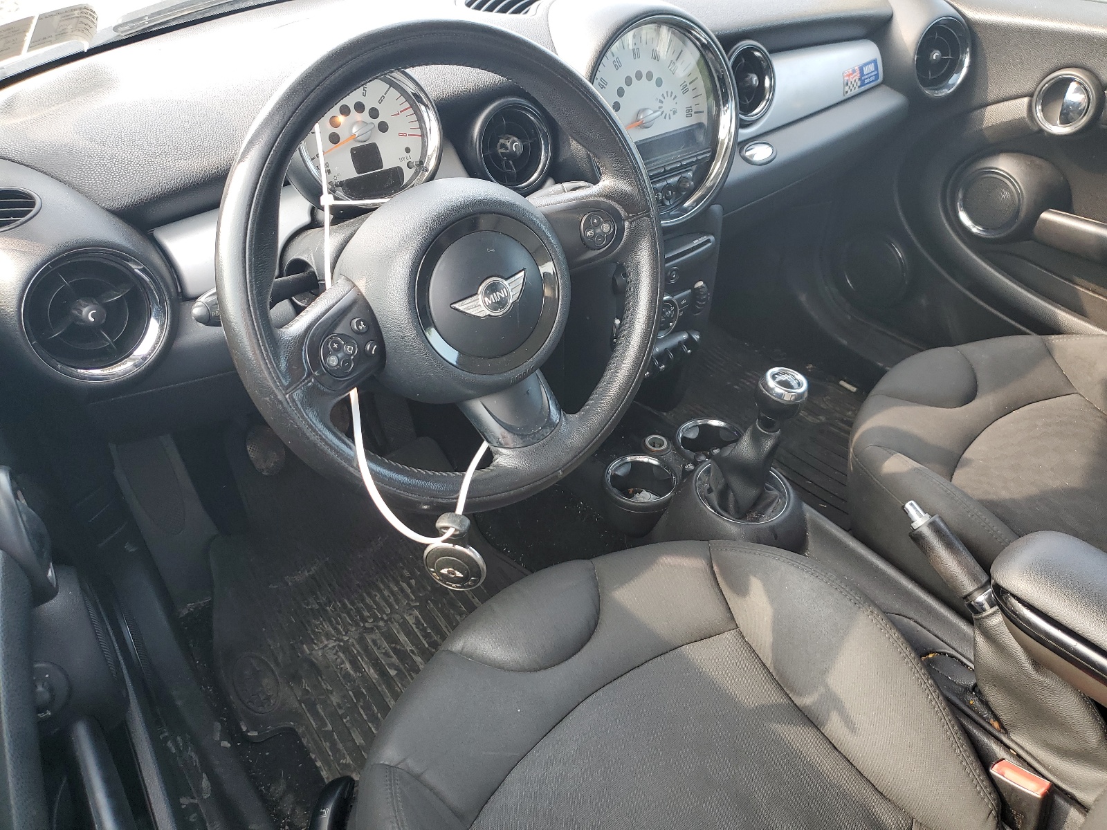 2012 Mini Cooper vin: WMWSU3C5XCT369891