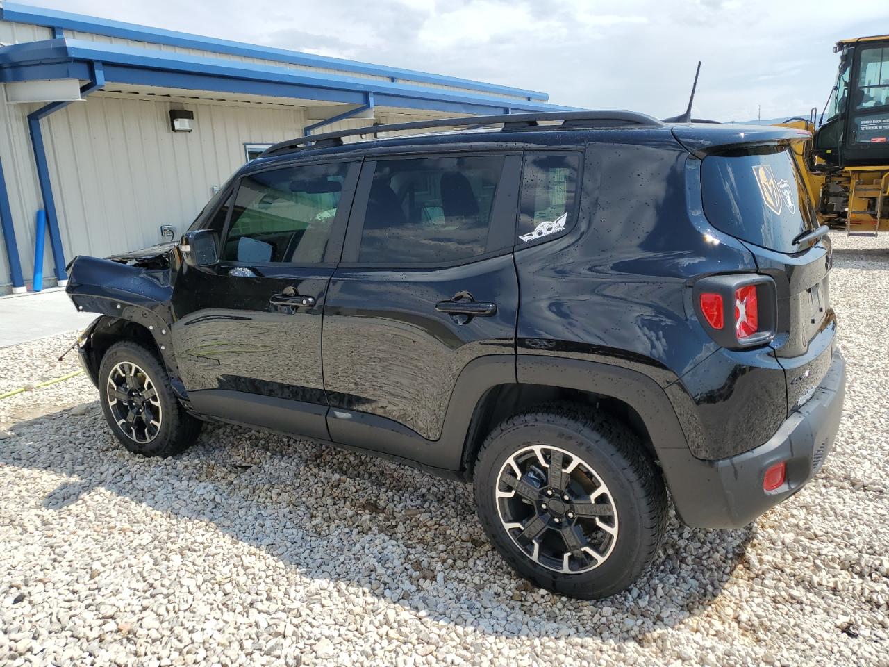 ZACNJDB18PPP37111 2023 JEEP RENEGADE - Image 2